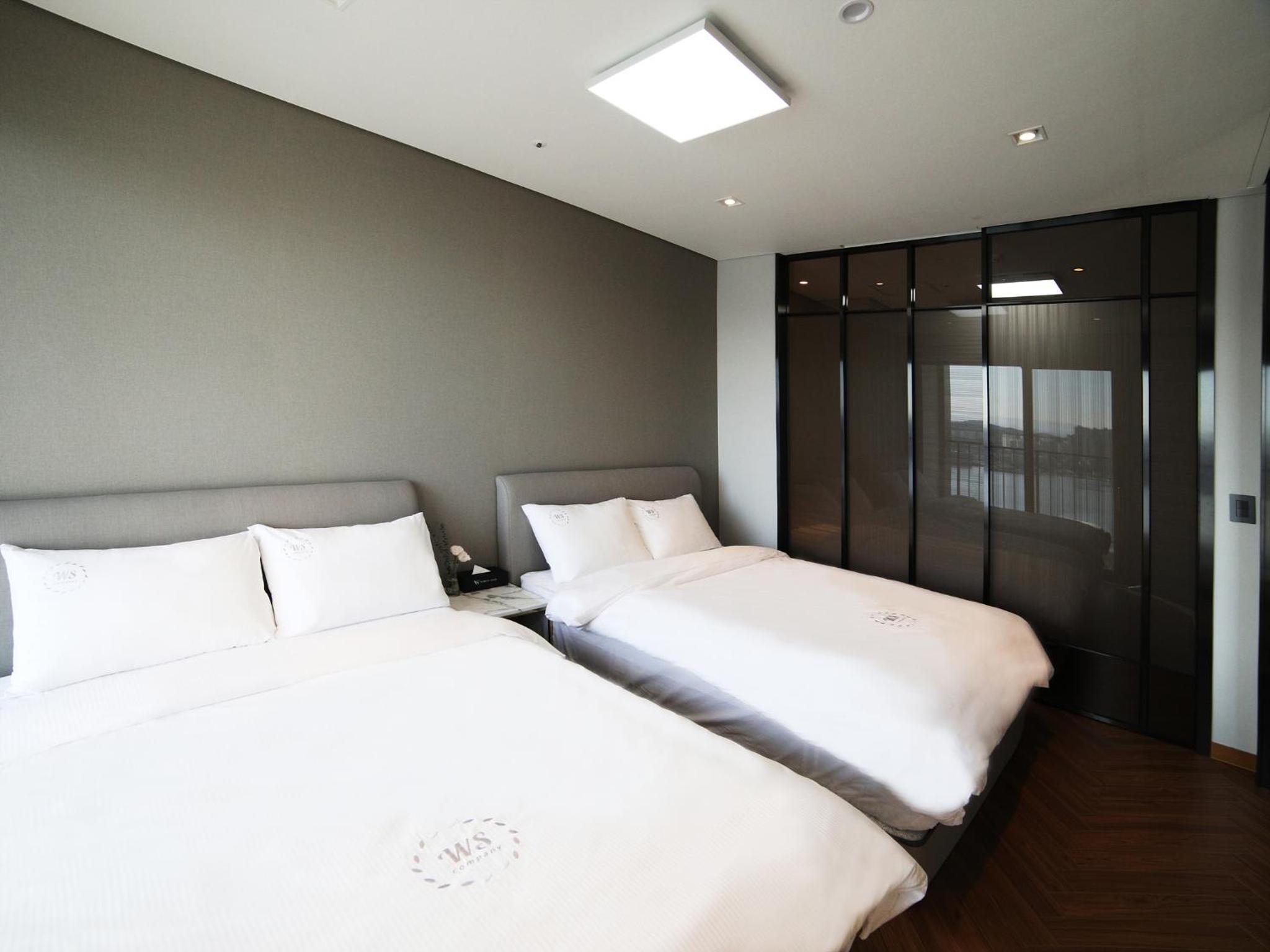 Superior Triple Room with Sea View - Photo 2