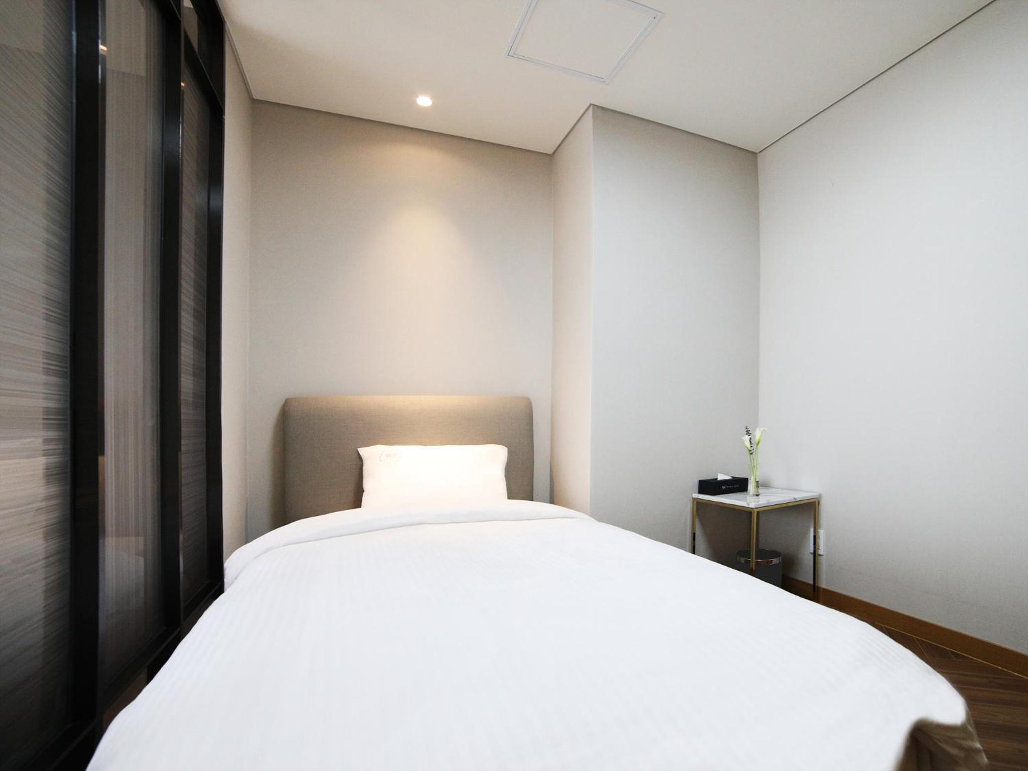 Superior Triple Room with Sea View - Photo 3