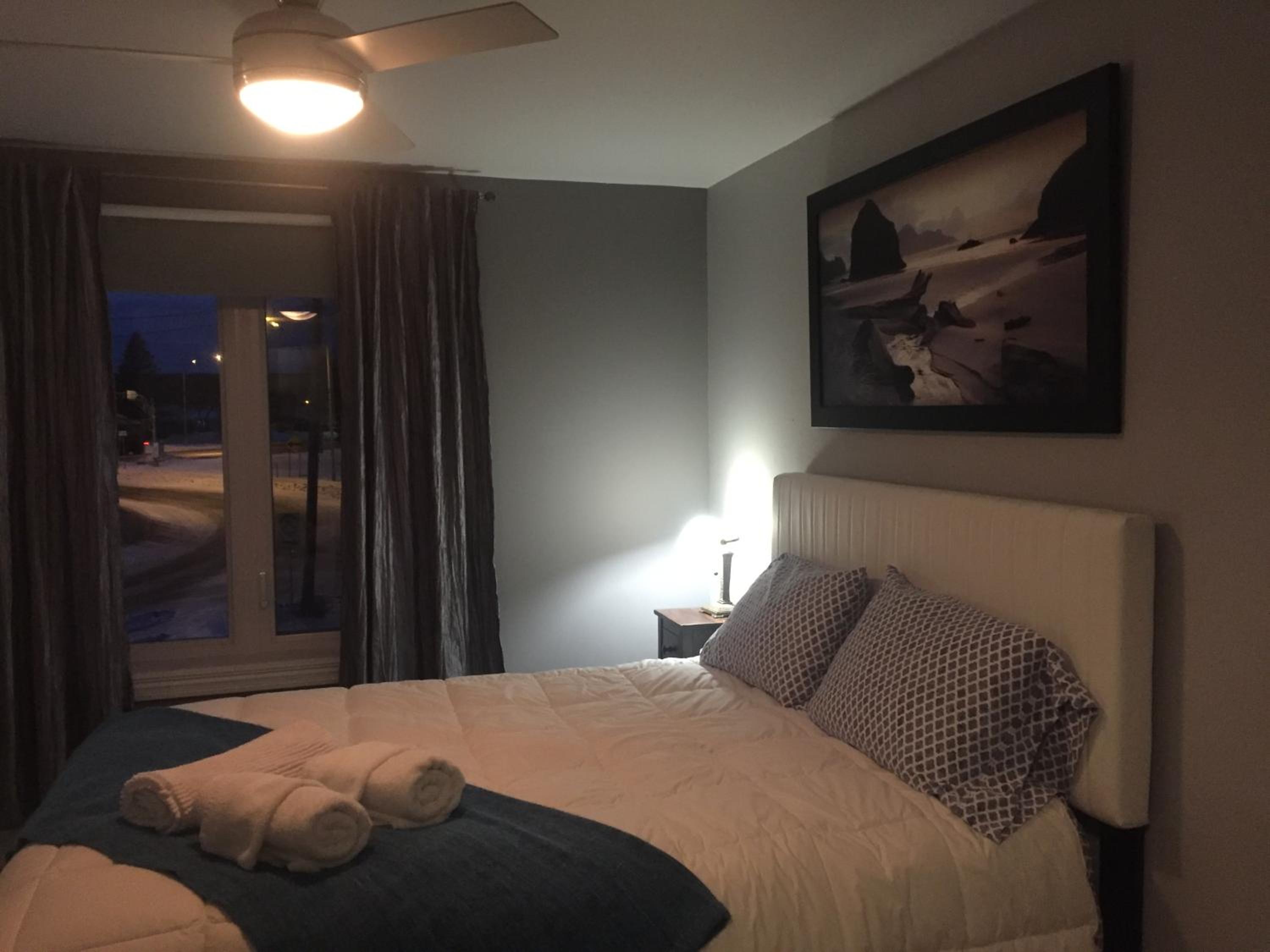 Queen Room with Shared Bathroom photo 3
