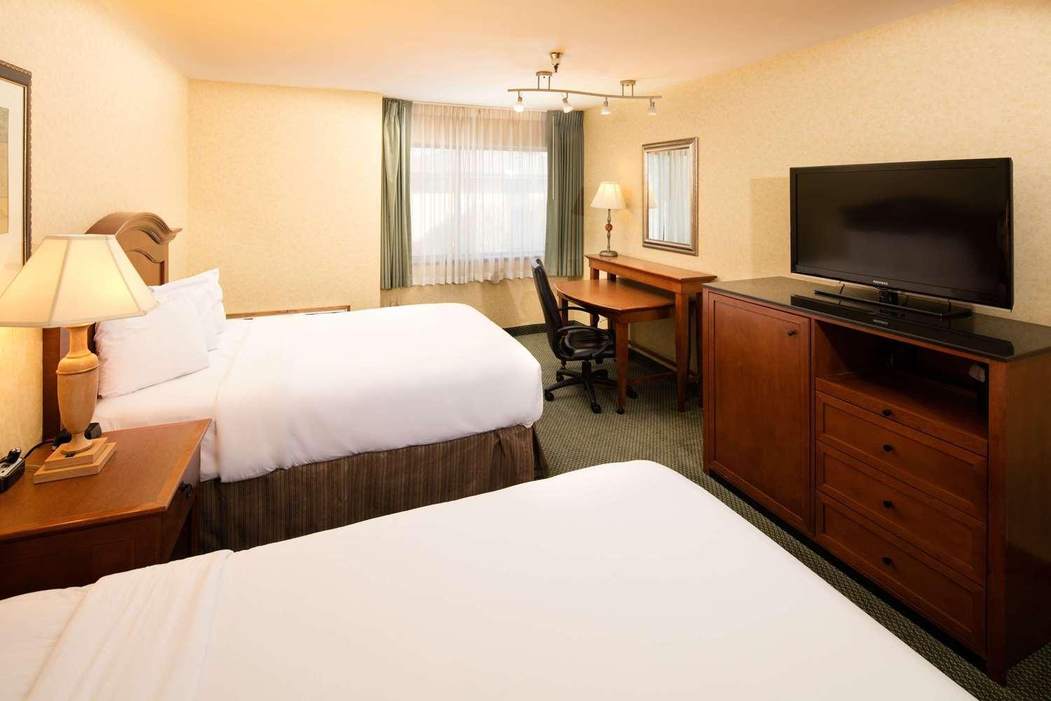 Standard Queen Room with Two Queen Beds - Photo 6