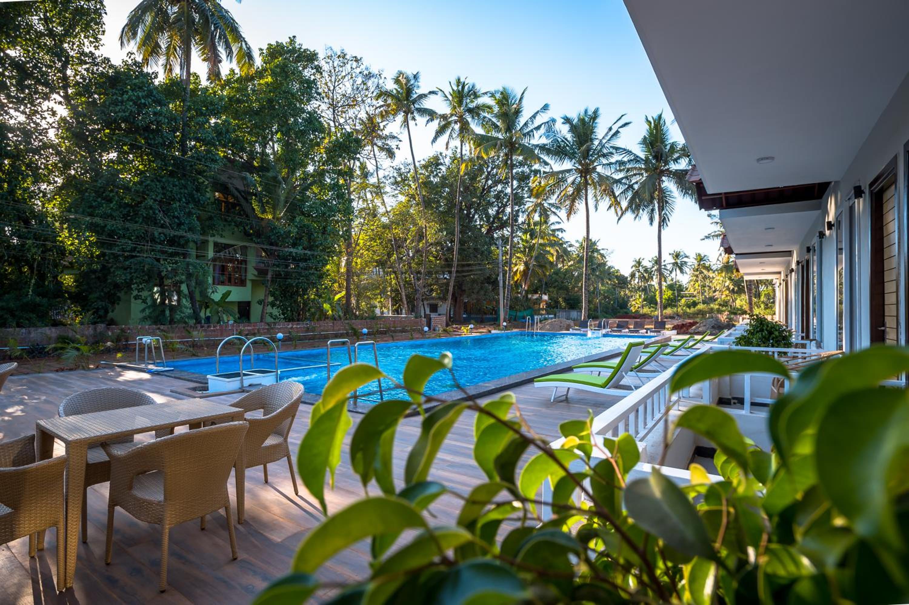 Deluxe Room with Pool View - Photo 7
