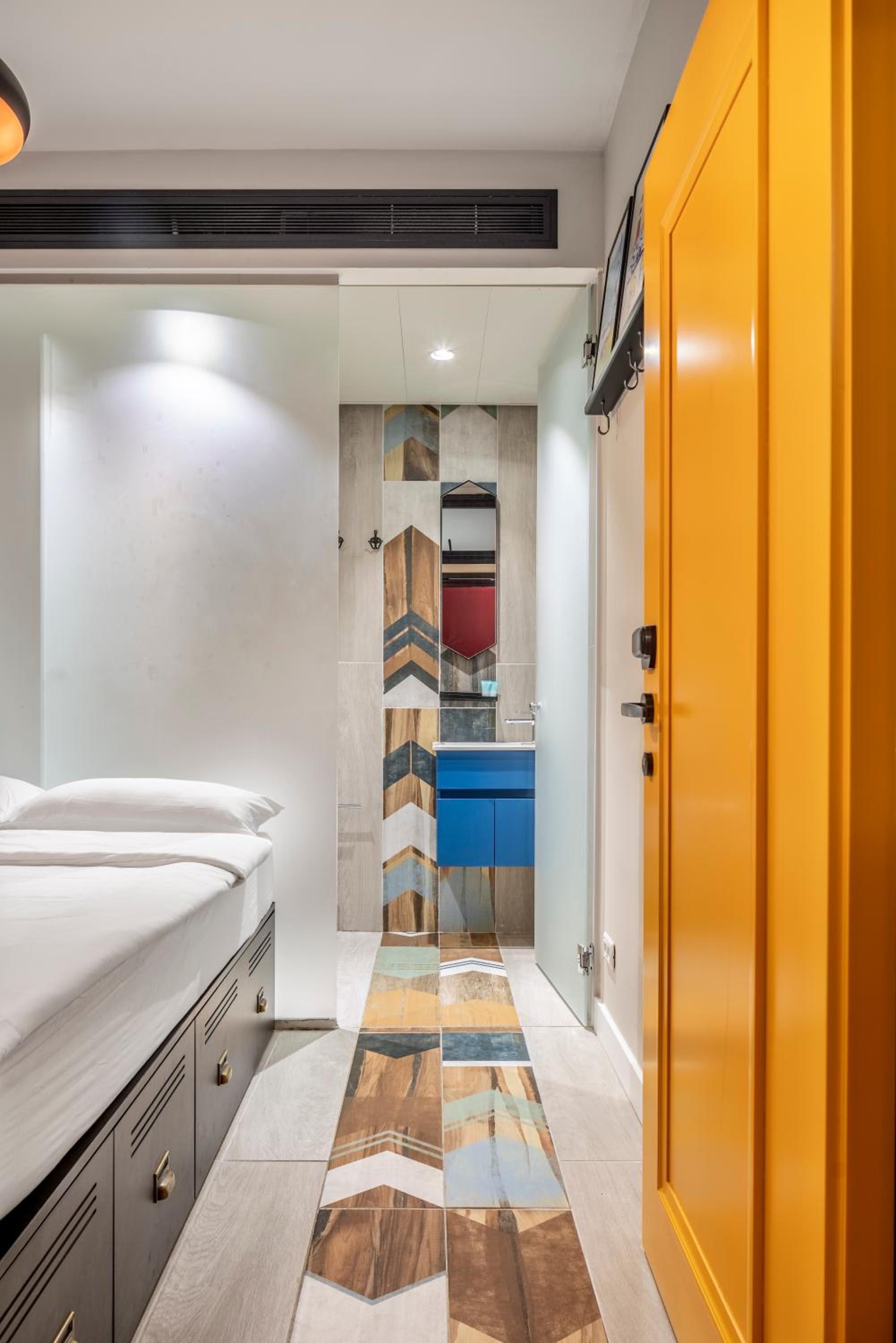 Double Capsule Private Bathroom photo 1