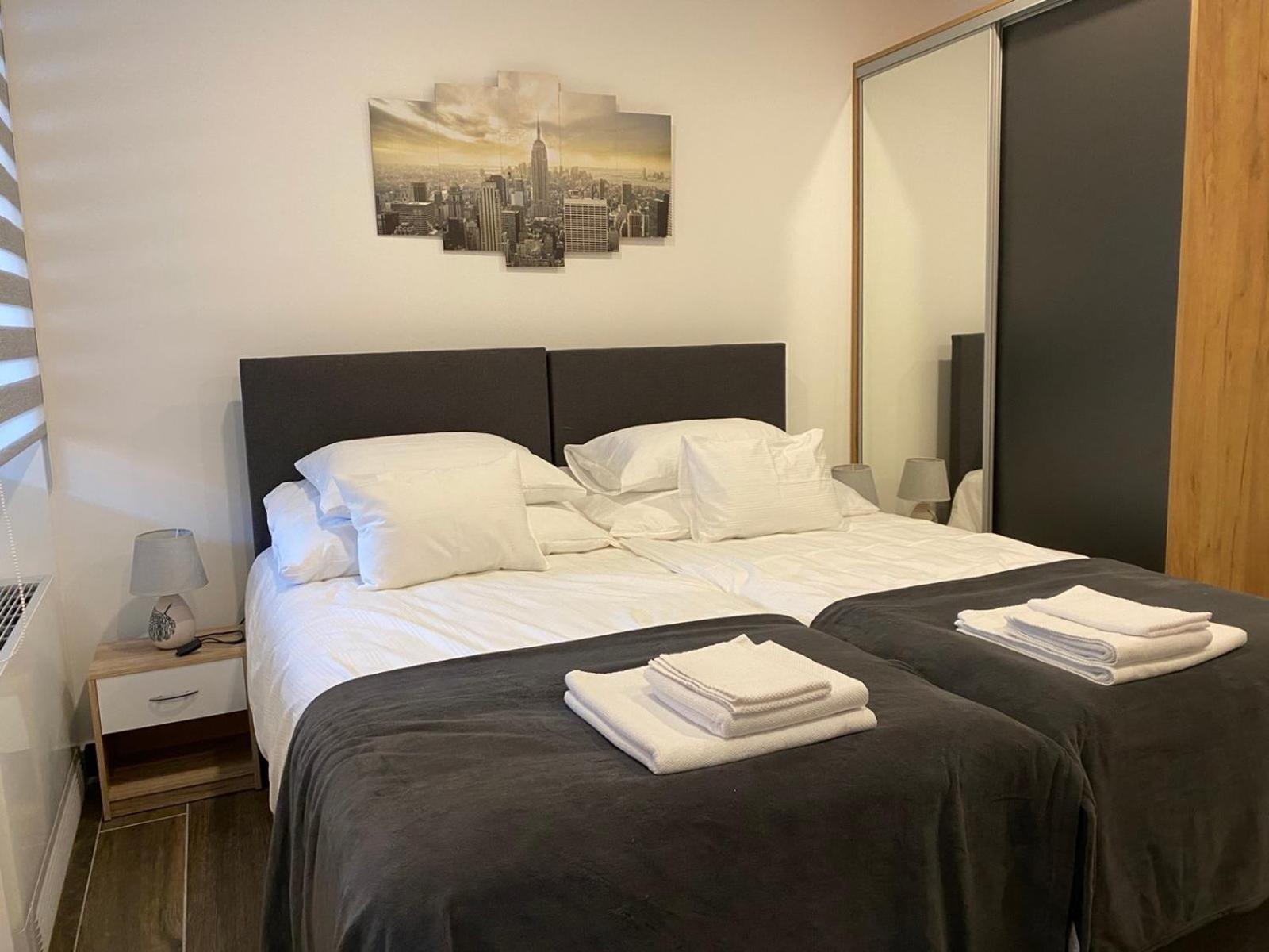 Double or Twin Room with Private Bathroom - Photo 4