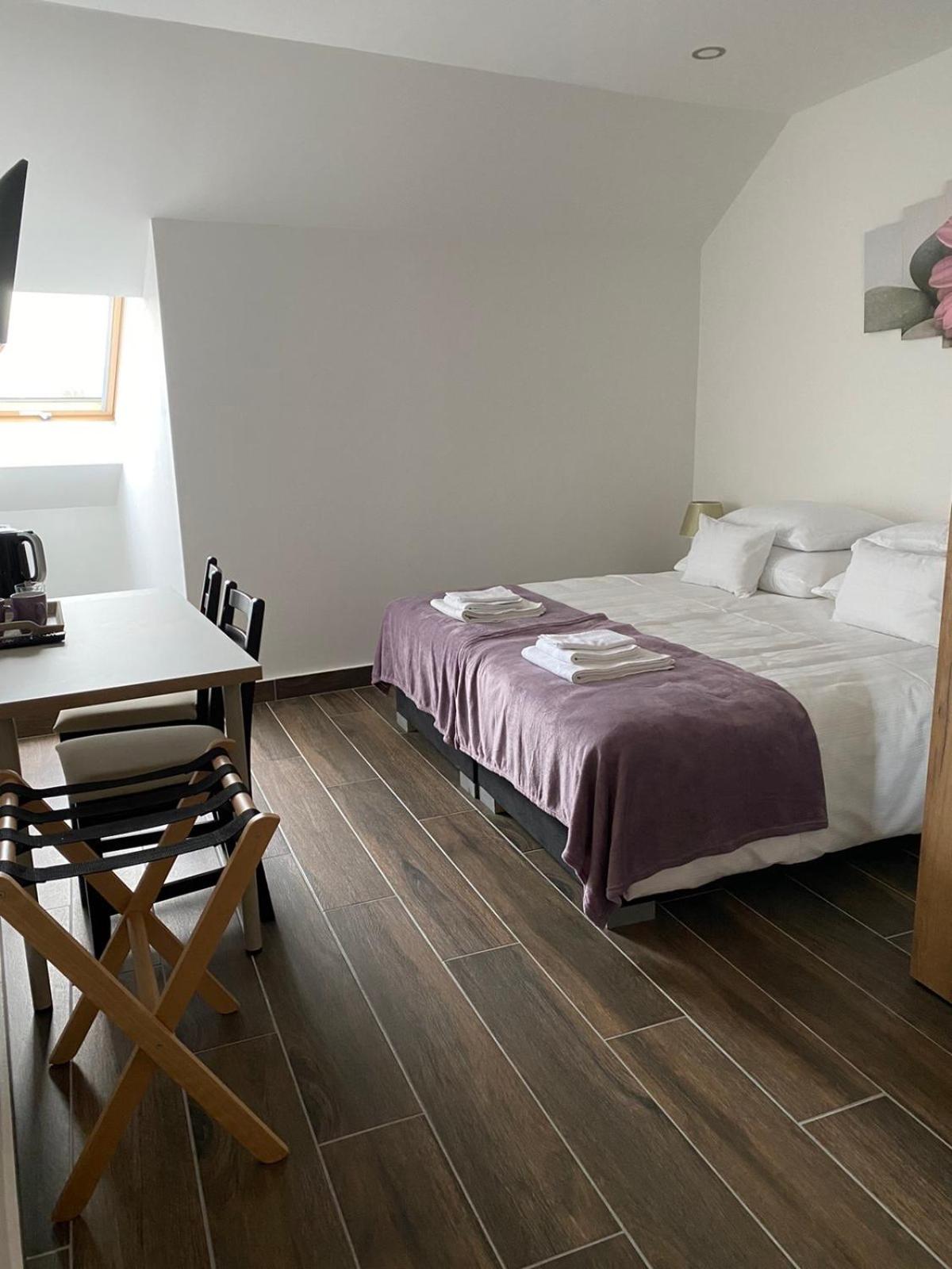 Double or Twin Room with Private Bathroom - Photo 1