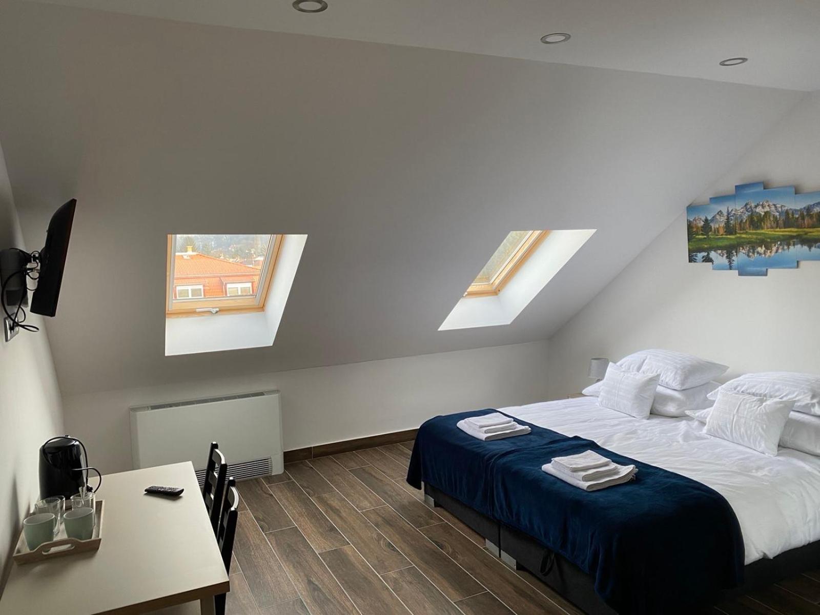 Double or Twin Room with Private Bathroom - Photo 3
