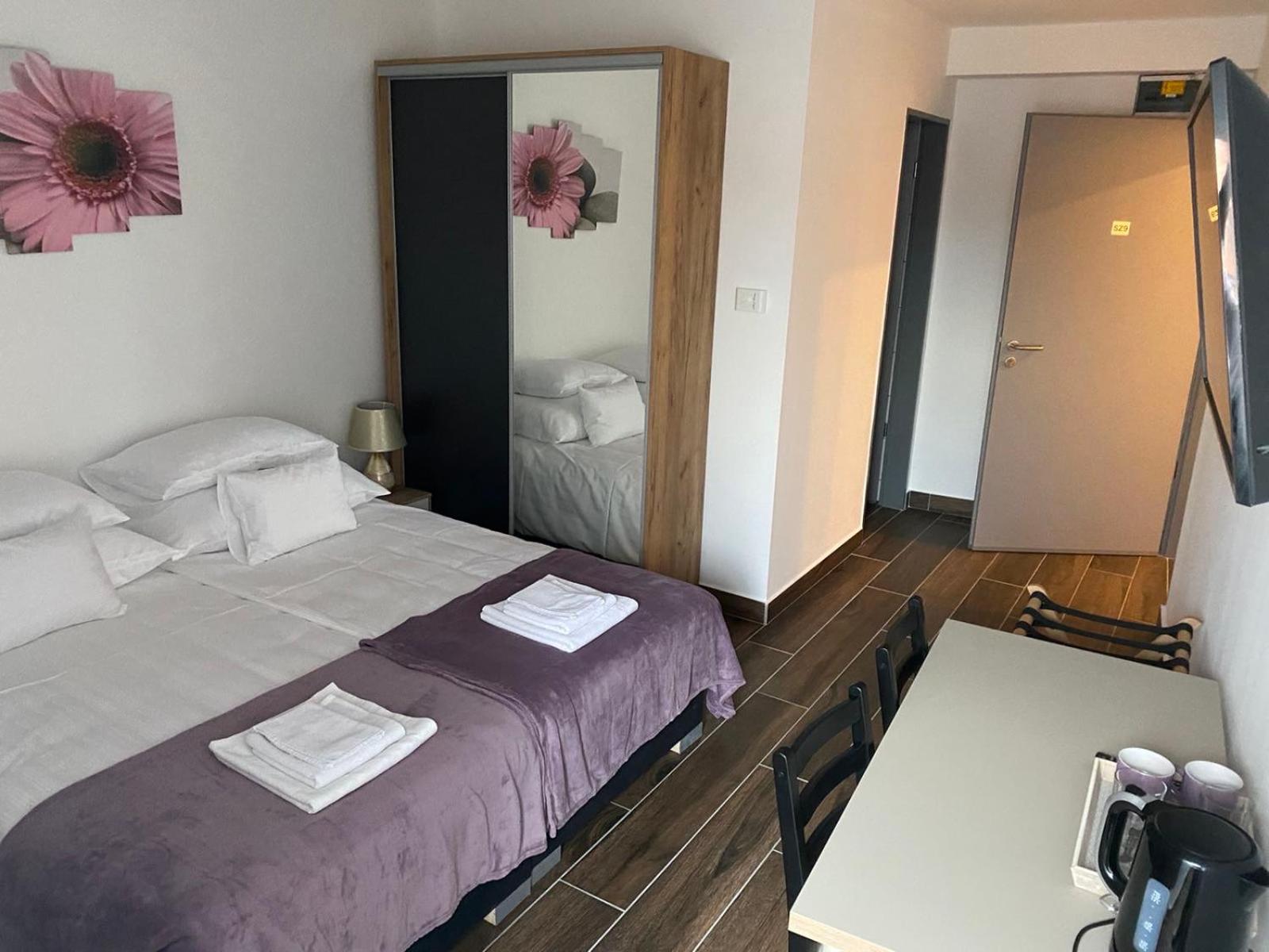 Double or Twin Room with Private Bathroom - Photo 7