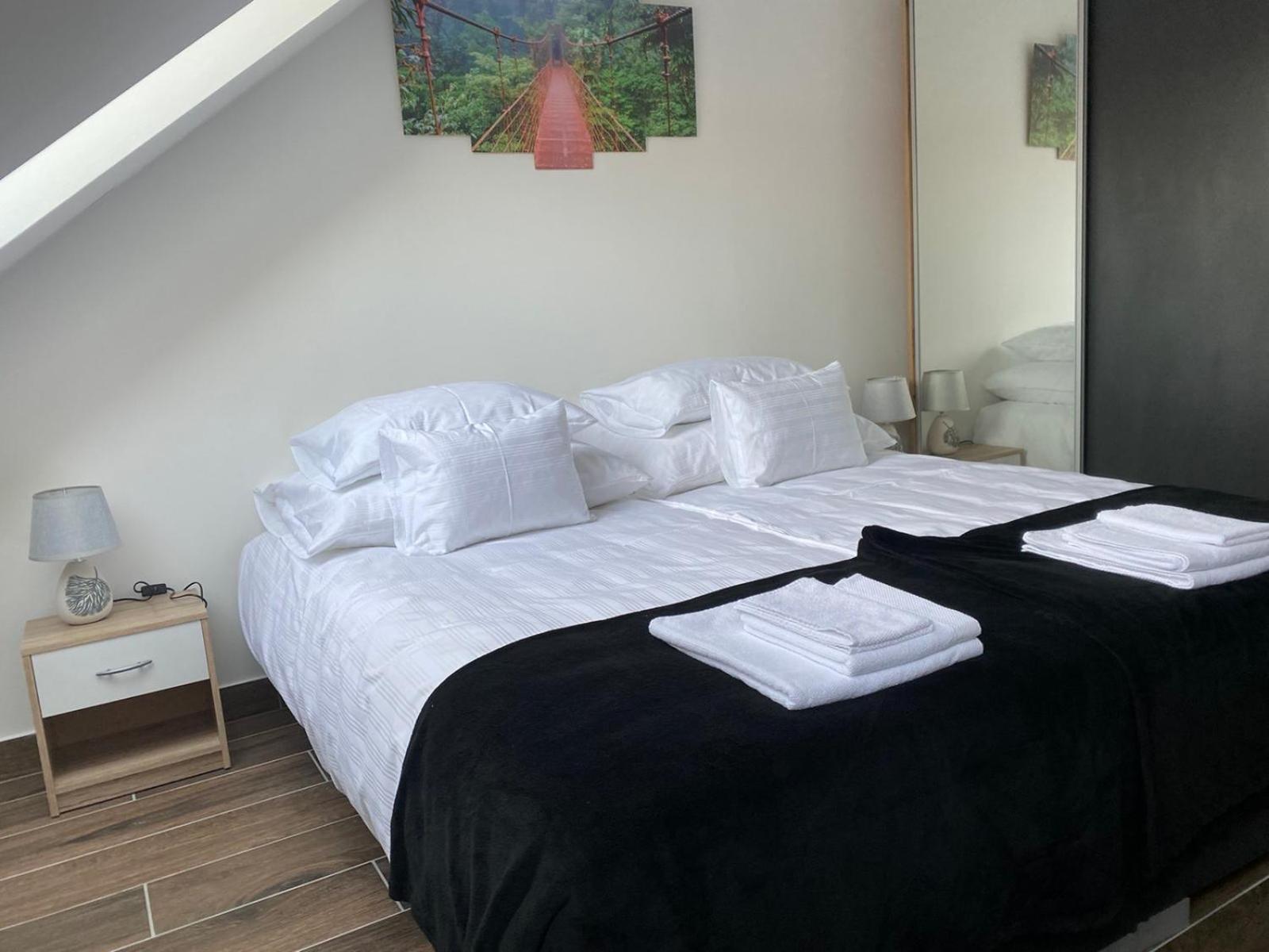 Double or Twin Room with Private Bathroom - Photo 8