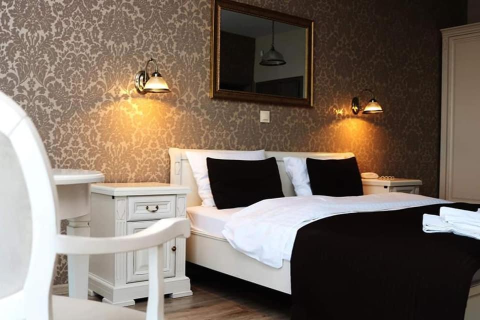 Deluxe Double Room - Photo 9
