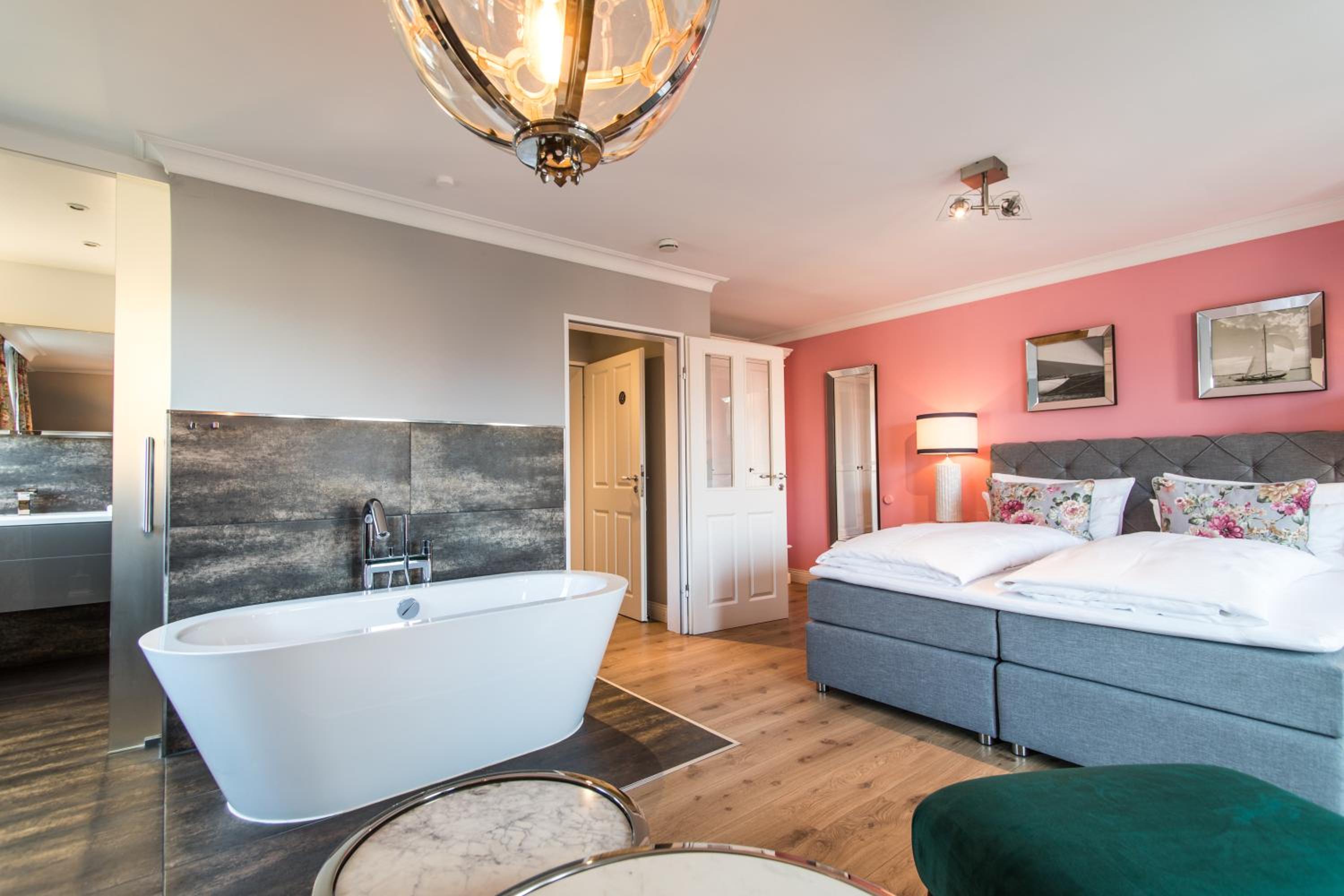 Deluxe Double Room with Bath photo 3