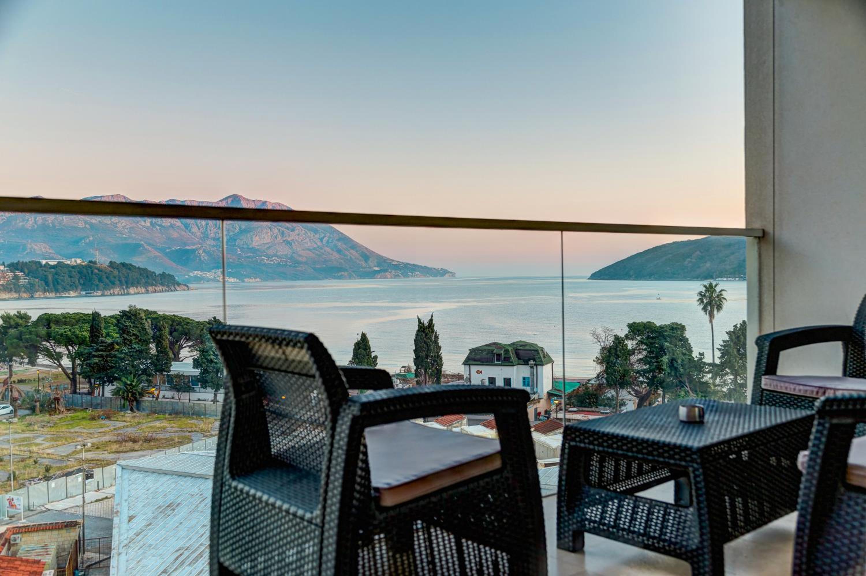 Apartment with Sea View - Photo 5