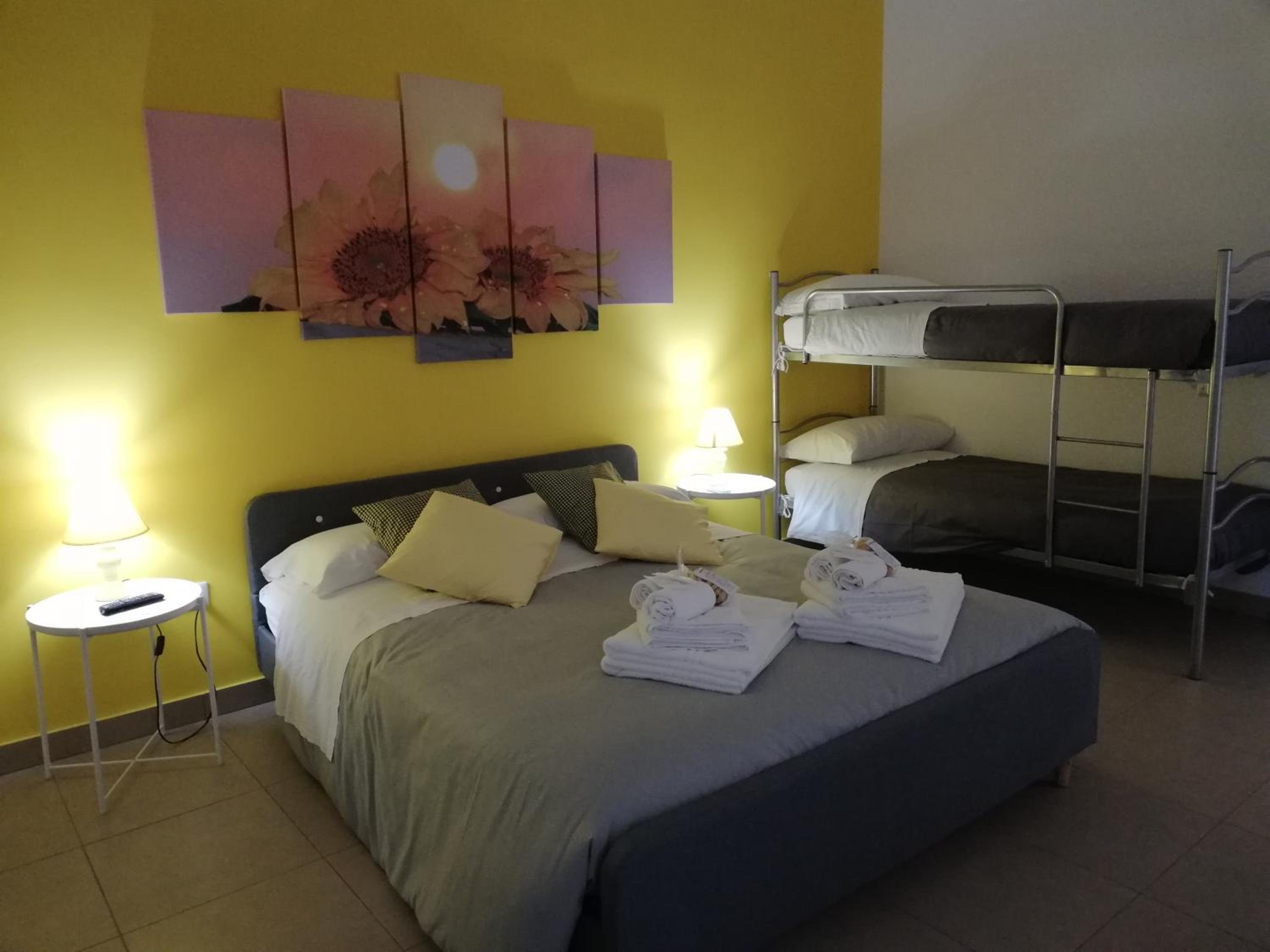 Quadruple Room with Bathroom - Photo 4
