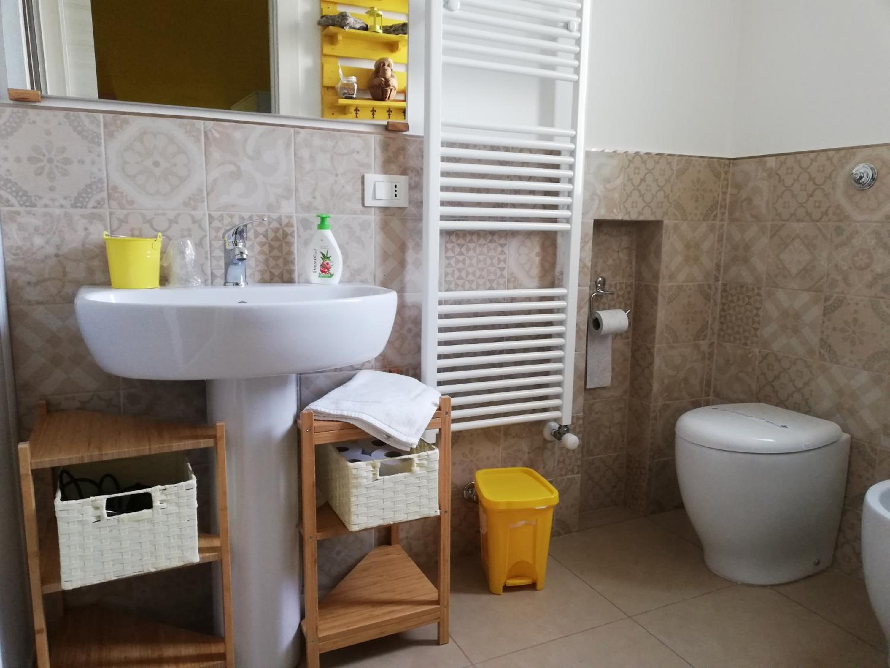 Quadruple Room with Bathroom - Photo 7