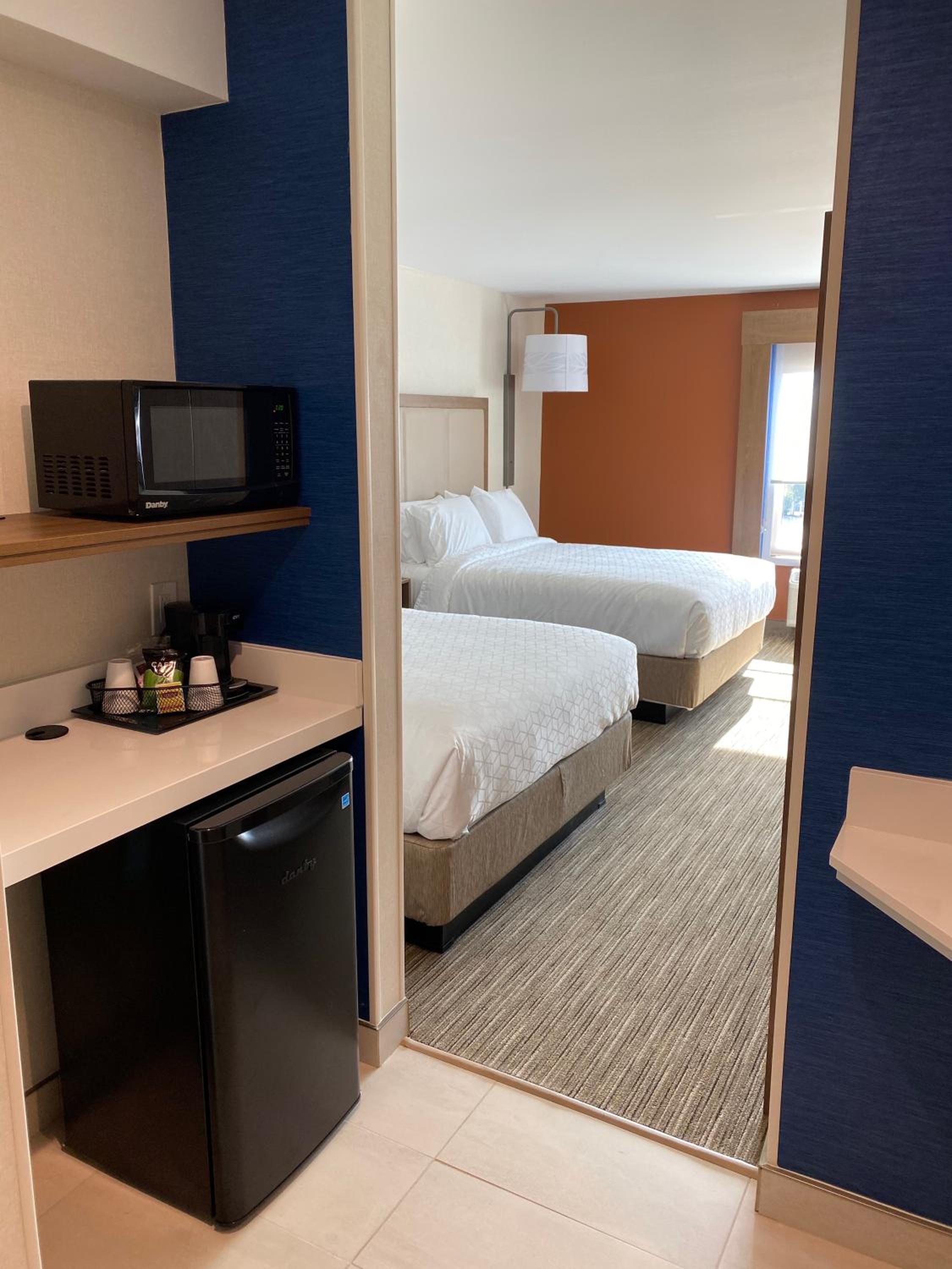 Standard Queen Room with Two Queen Beds - Photo 10