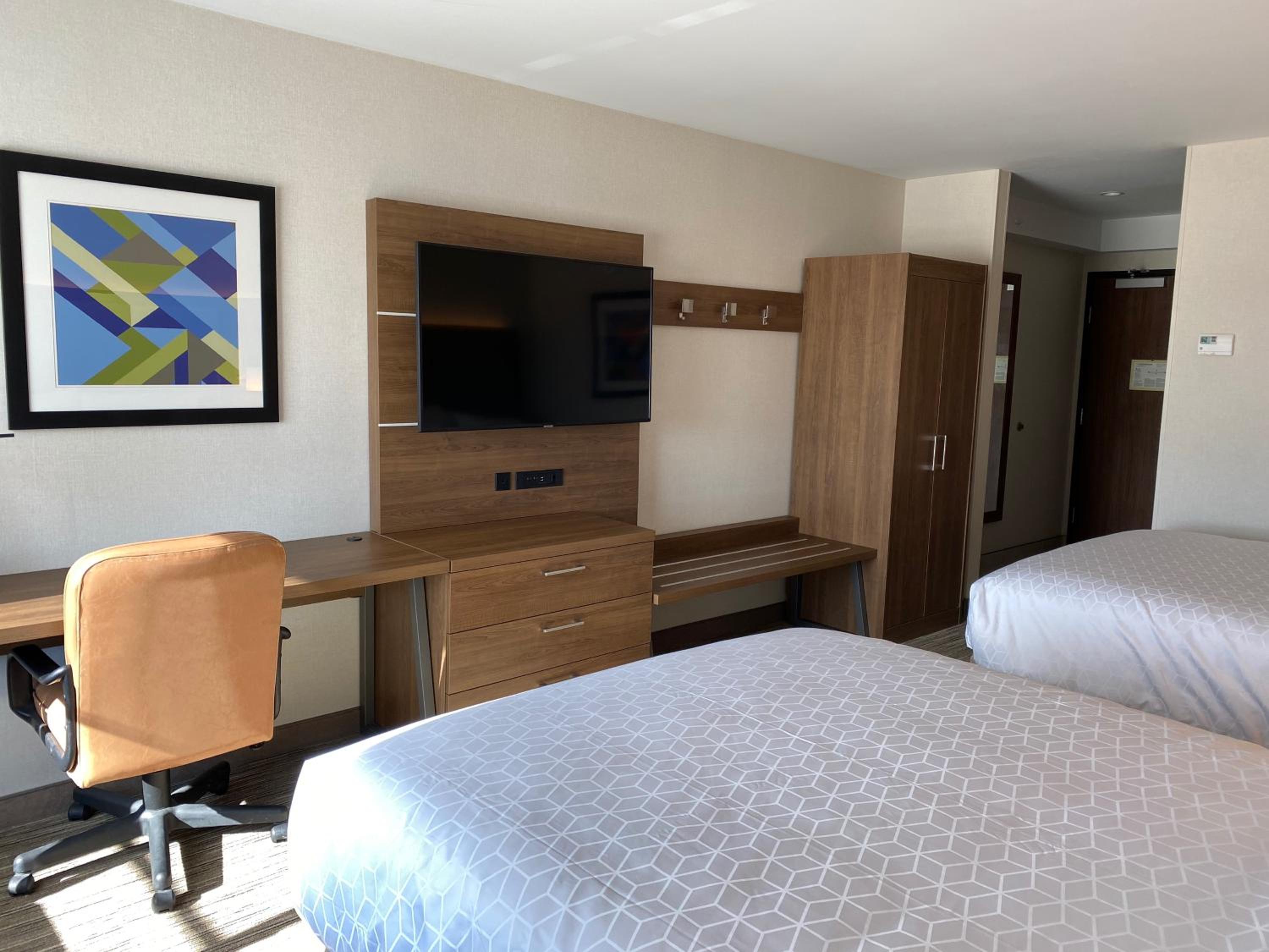 Standard Queen Room with Two Queen Beds - Photo 12