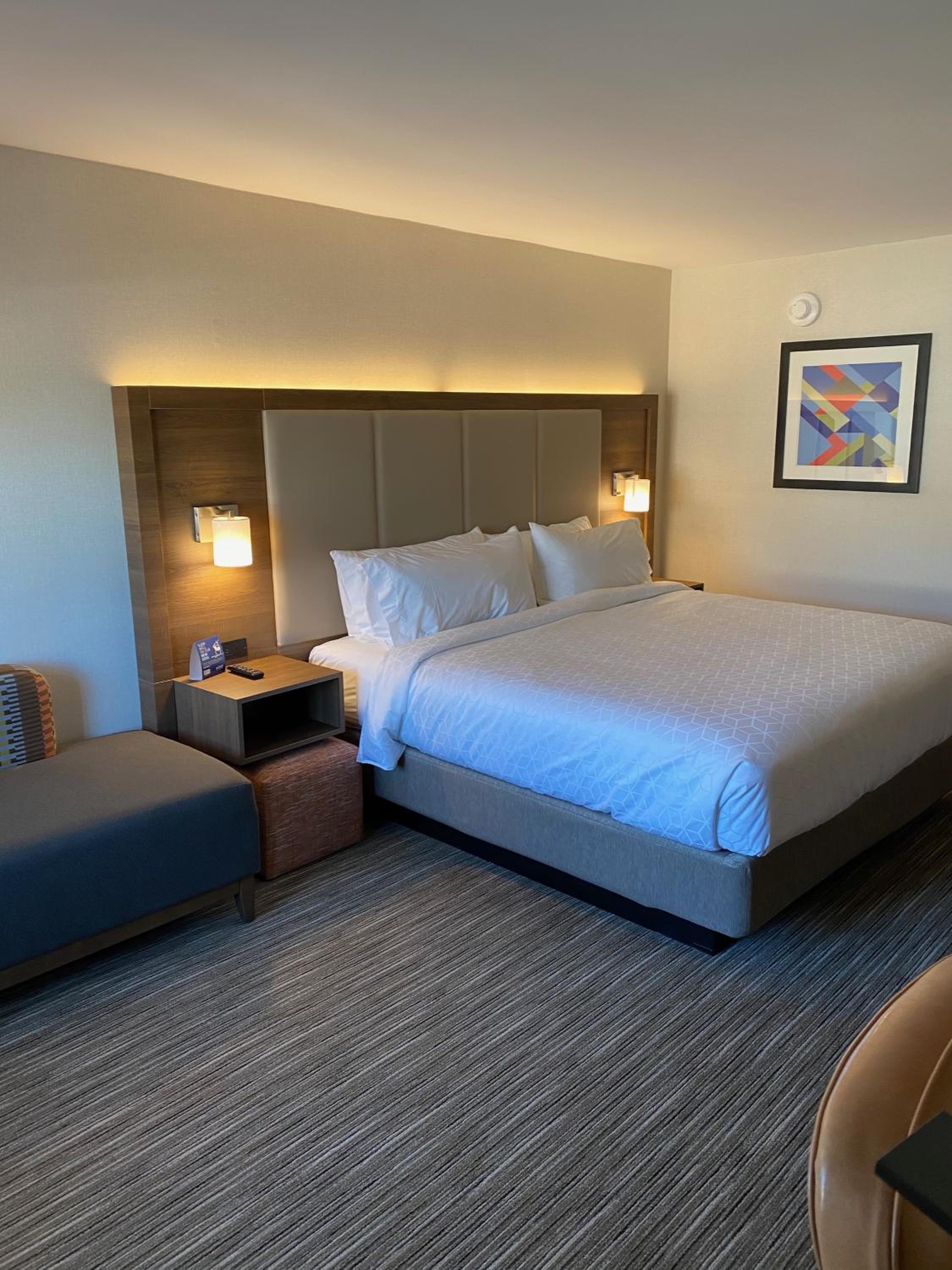 Standard King Room - Photo 11