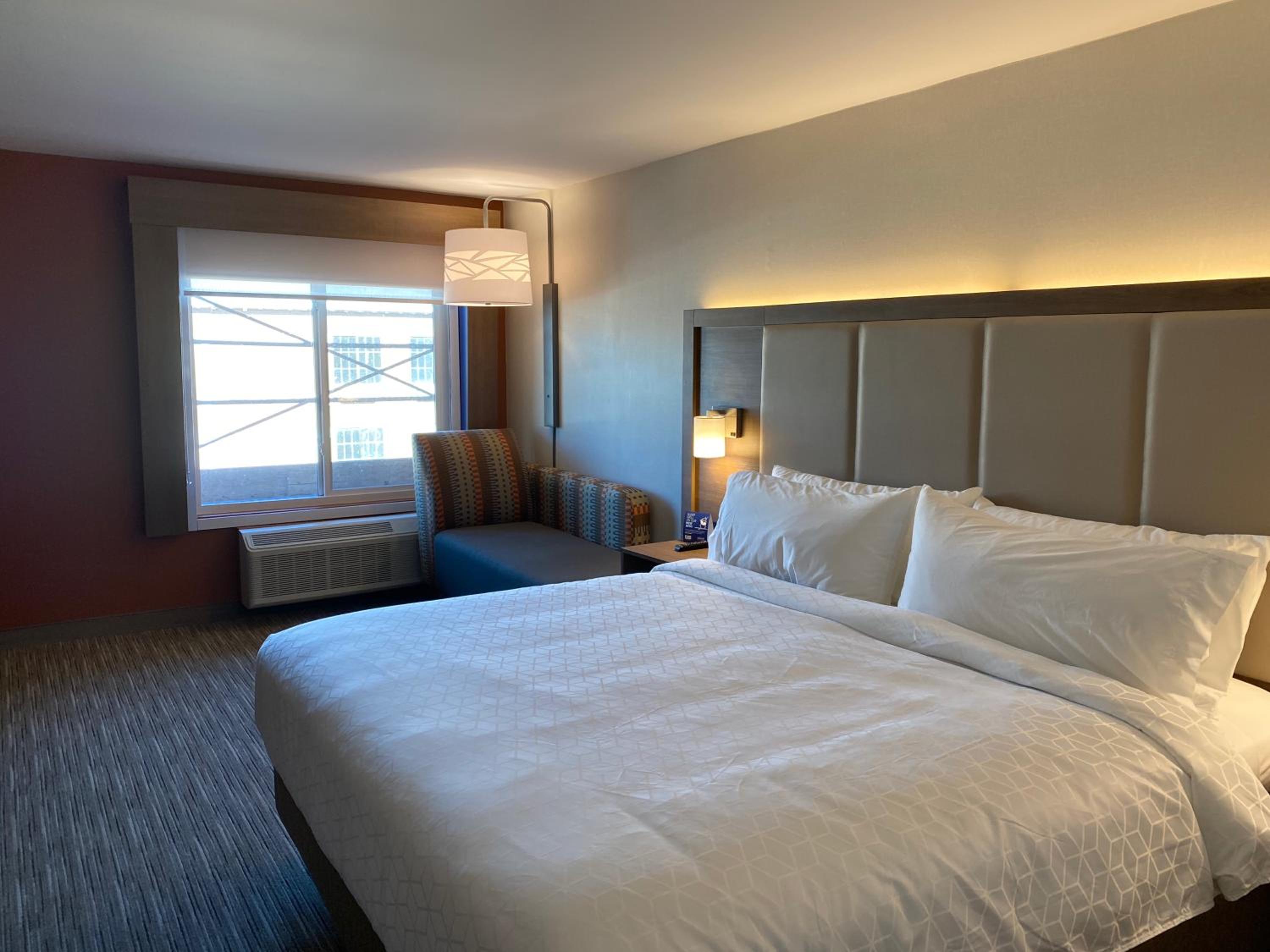 Standard King Room - Photo 6