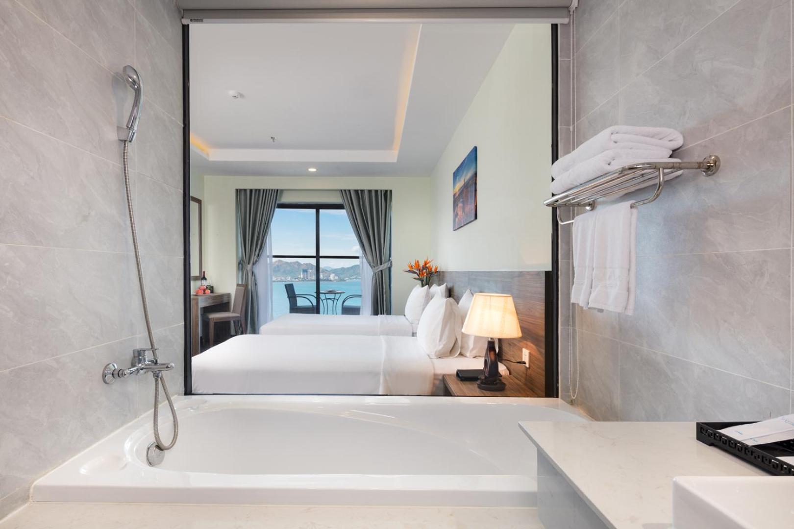 Premier Double or Twin Room with Balcony and Sea View photo 3