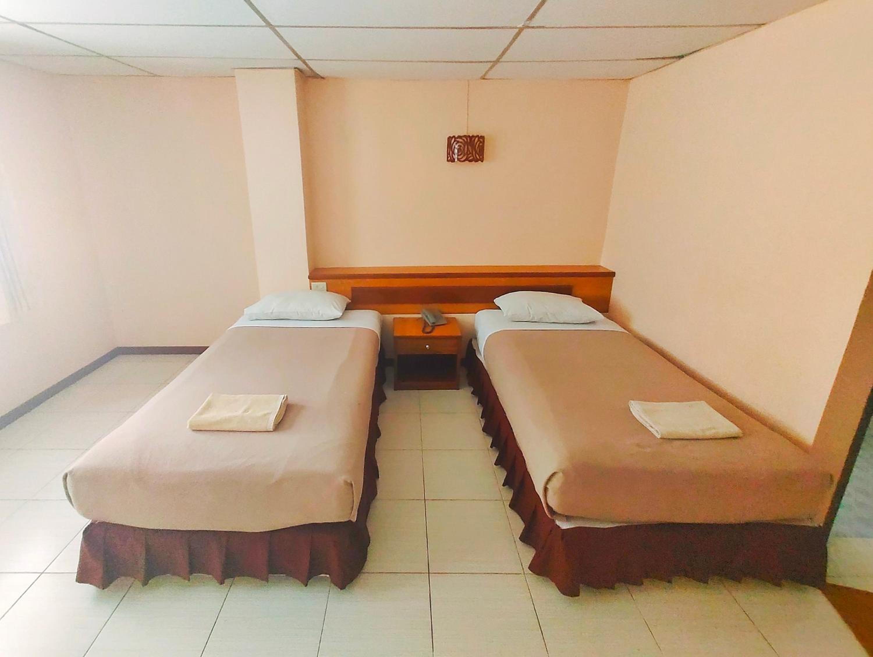 Deluxe Queen Room with Two Queen Beds - Photo 4