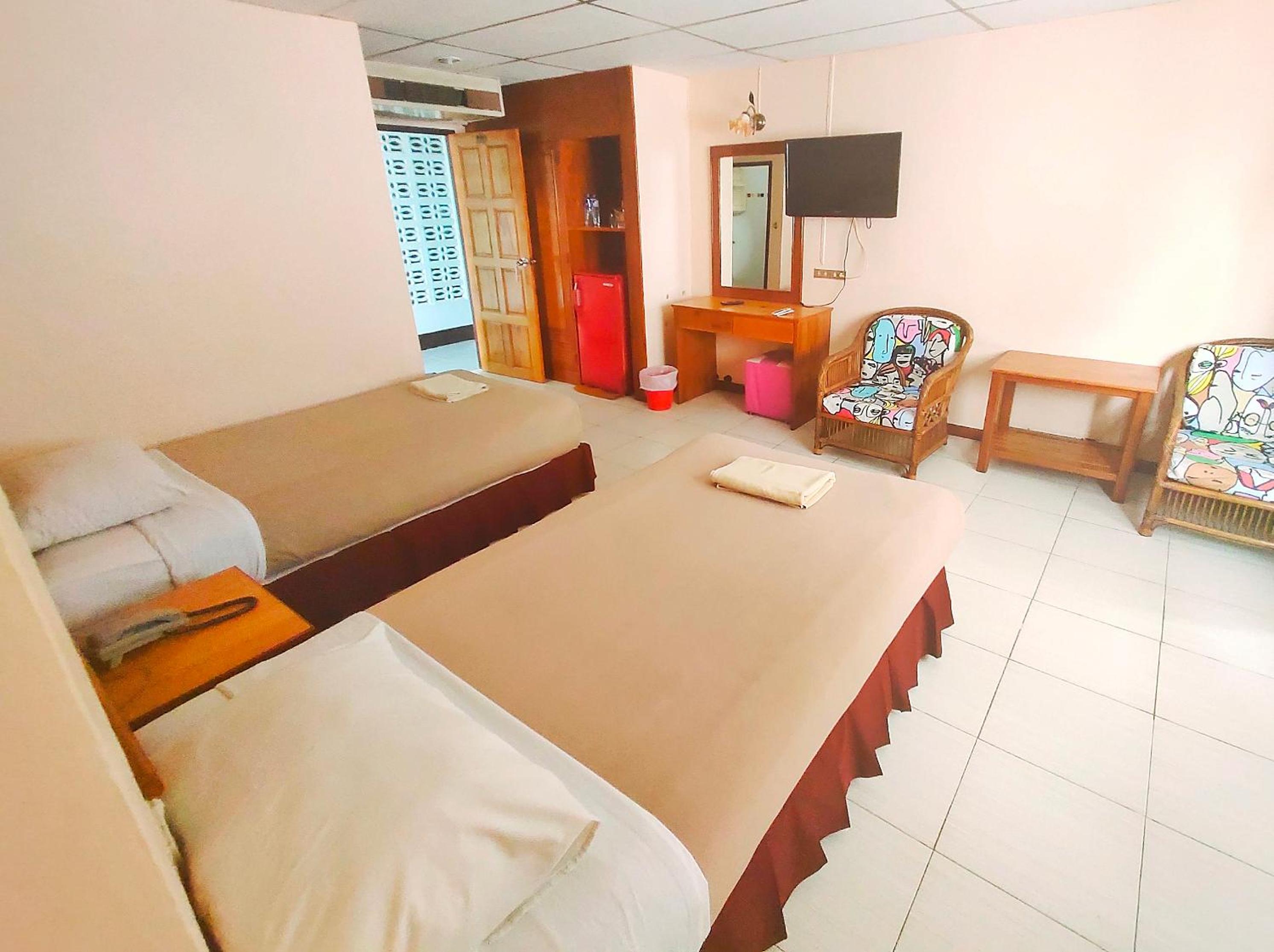 Deluxe Queen Room with Two Queen Beds - Photo 3