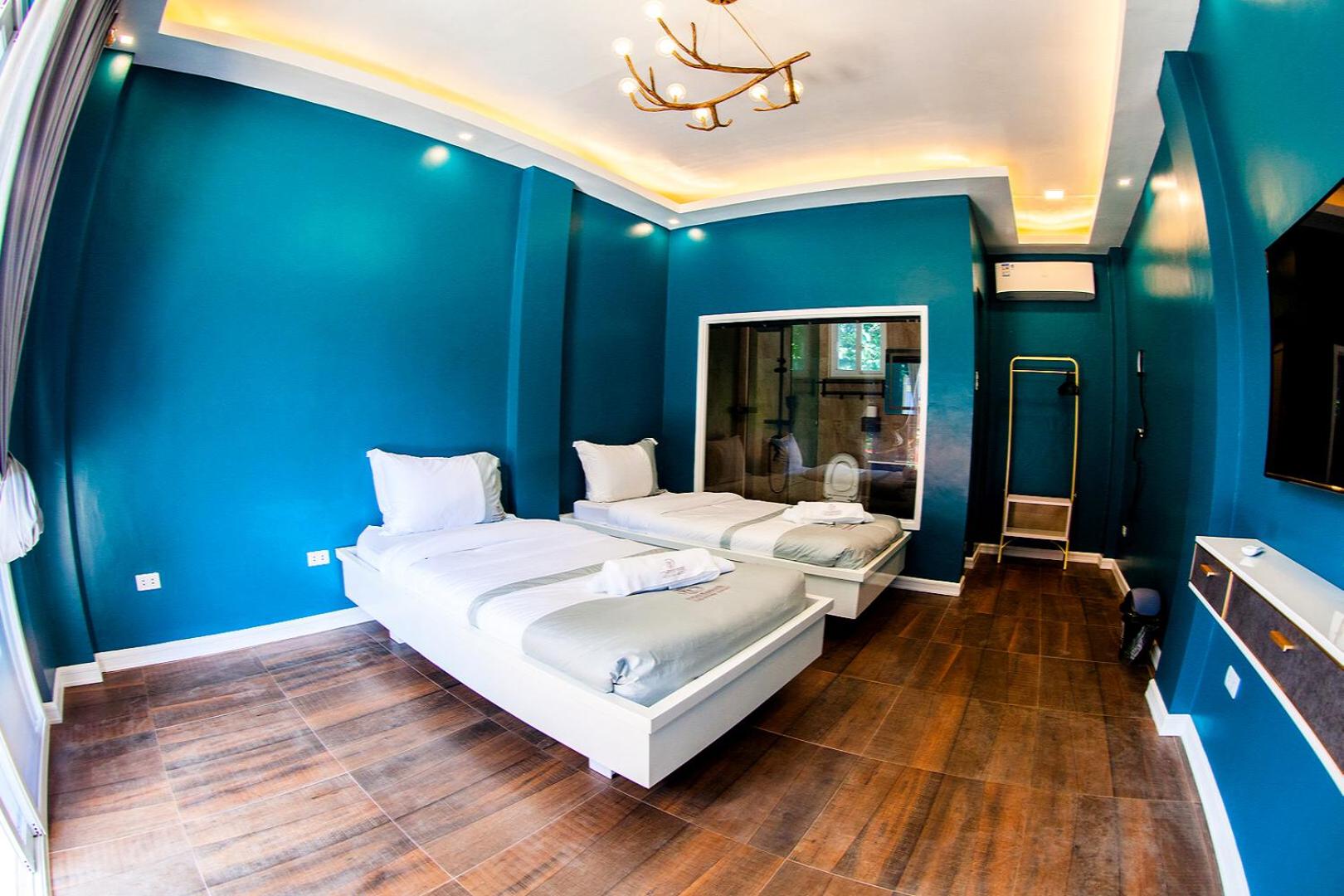 Queen Room with Garden View - Photo 8