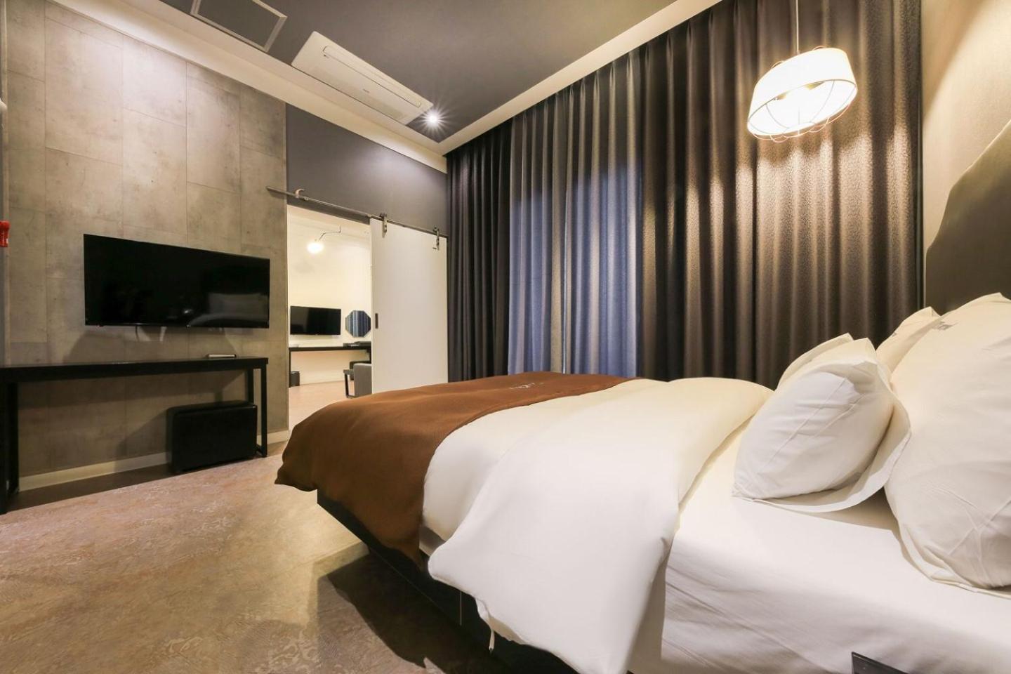 Deluxe Suite with Sea View - Photo 1