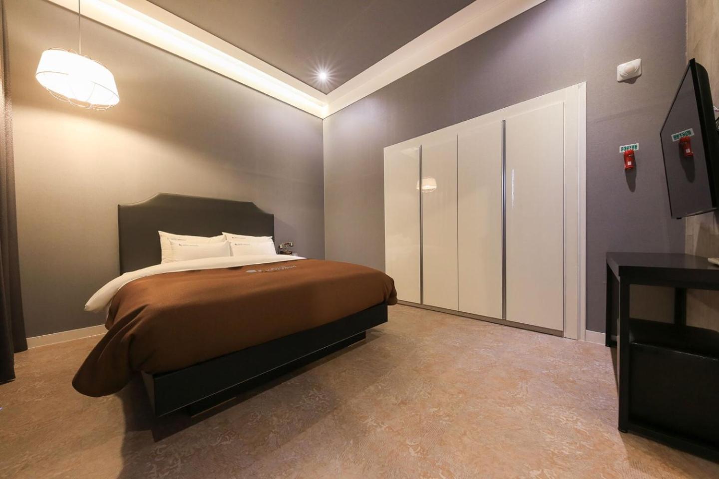 Deluxe Suite with Sea View - Photo 5