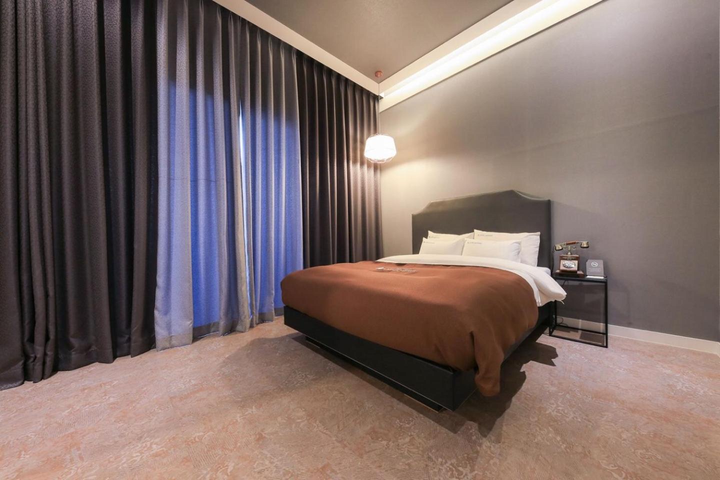 Deluxe Suite with Sea View - Photo 6