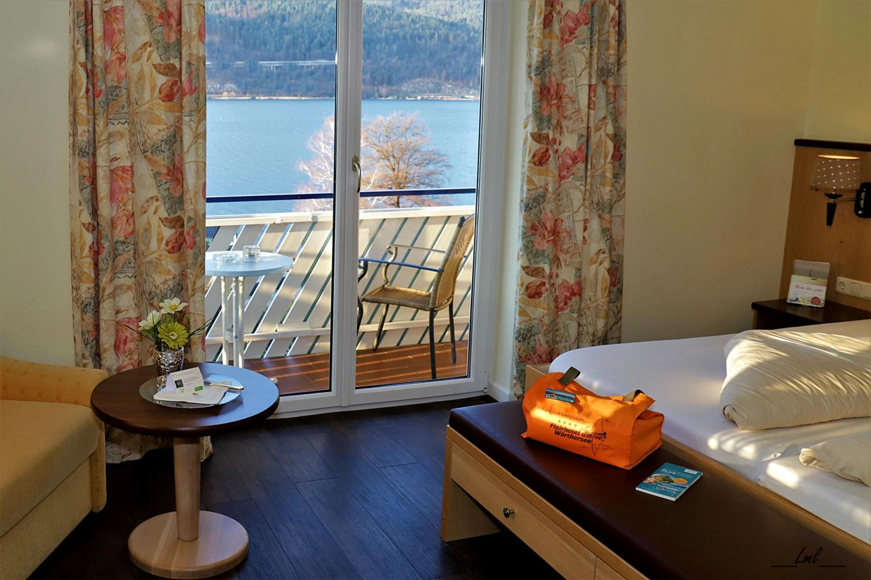 Double Room with Balcony and Lake View - Photo 11