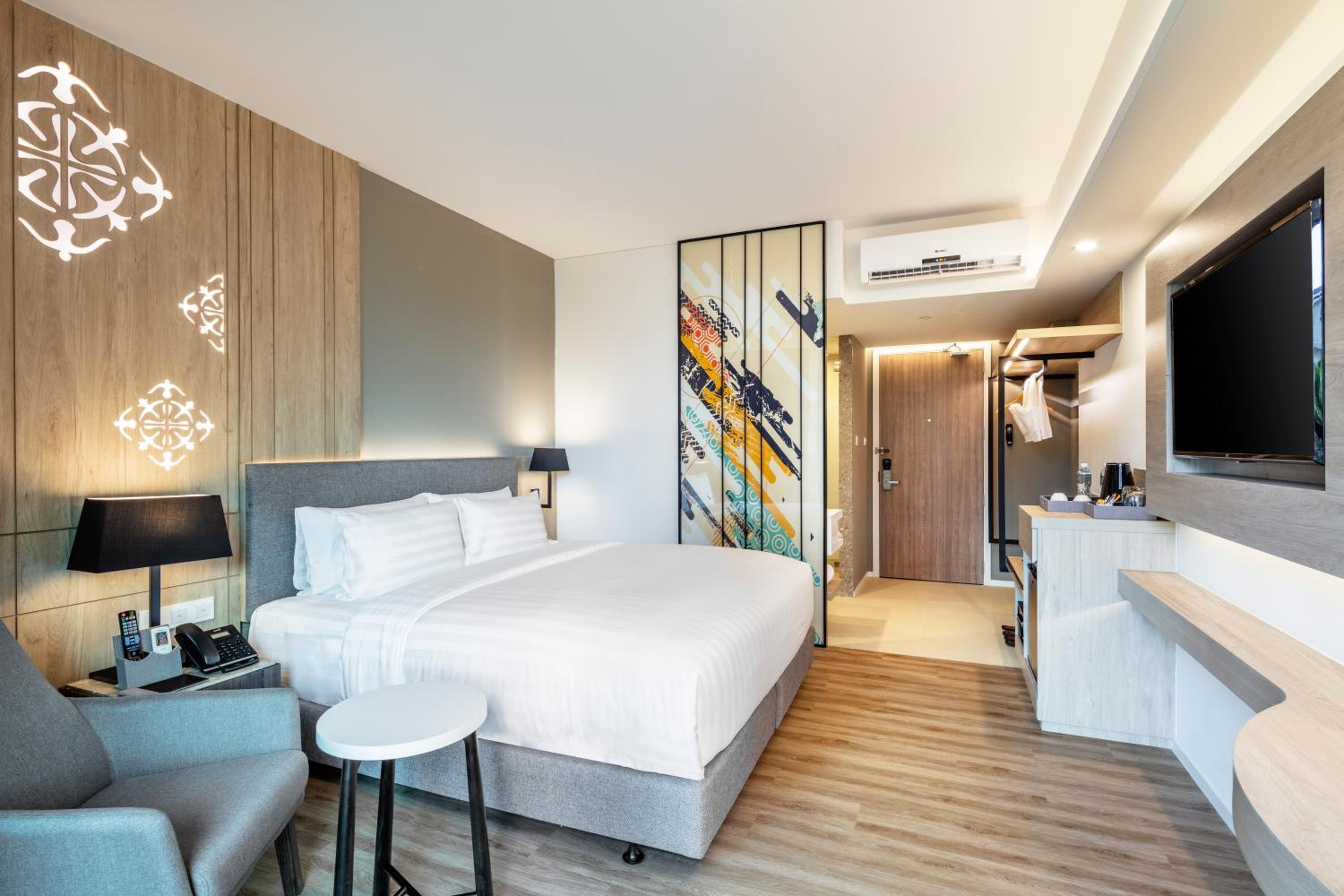 Deluxe Double or Twin Room with City View - Photo 6