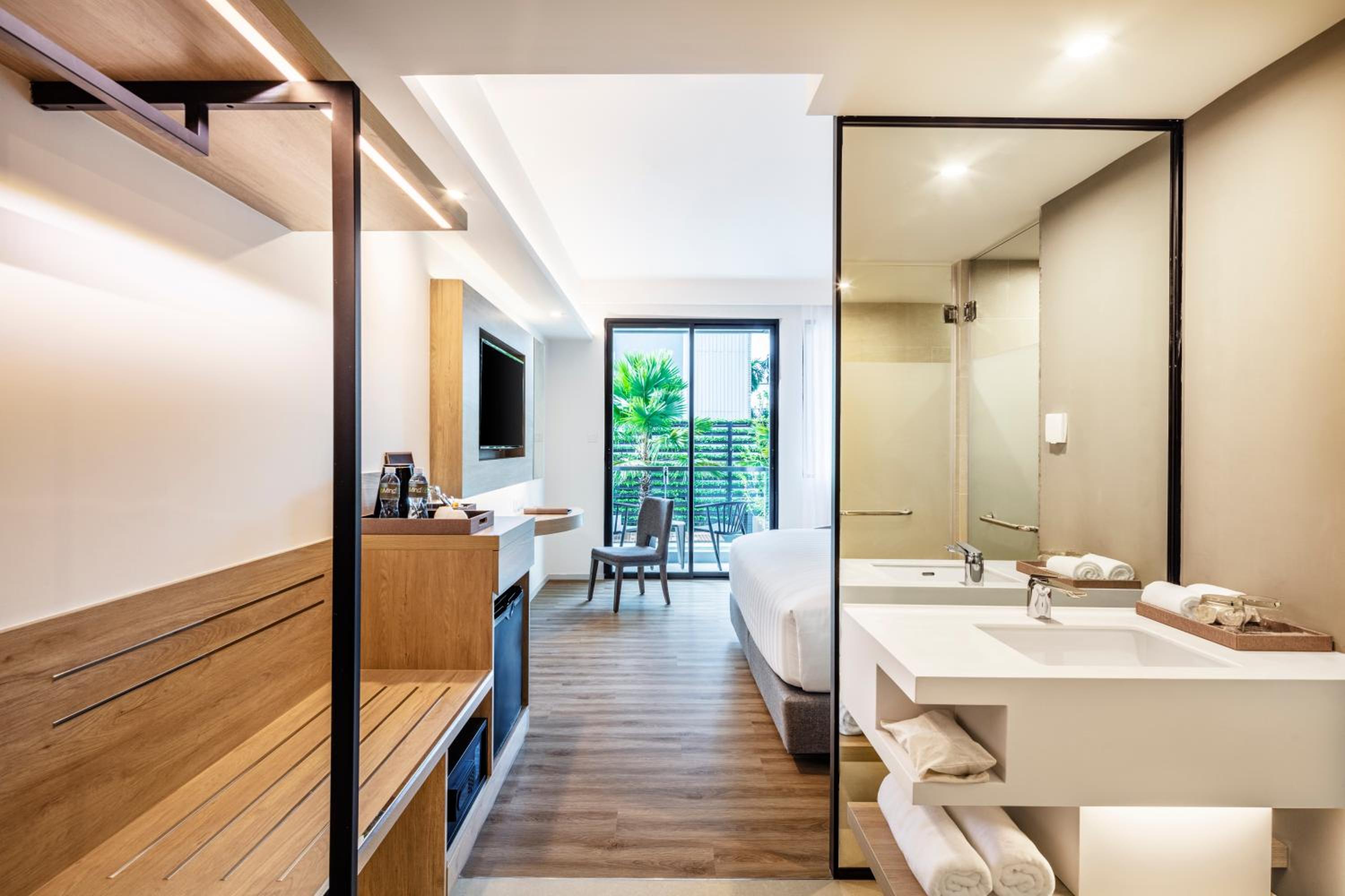 Deluxe Double Room with  Pool View - Photo 9