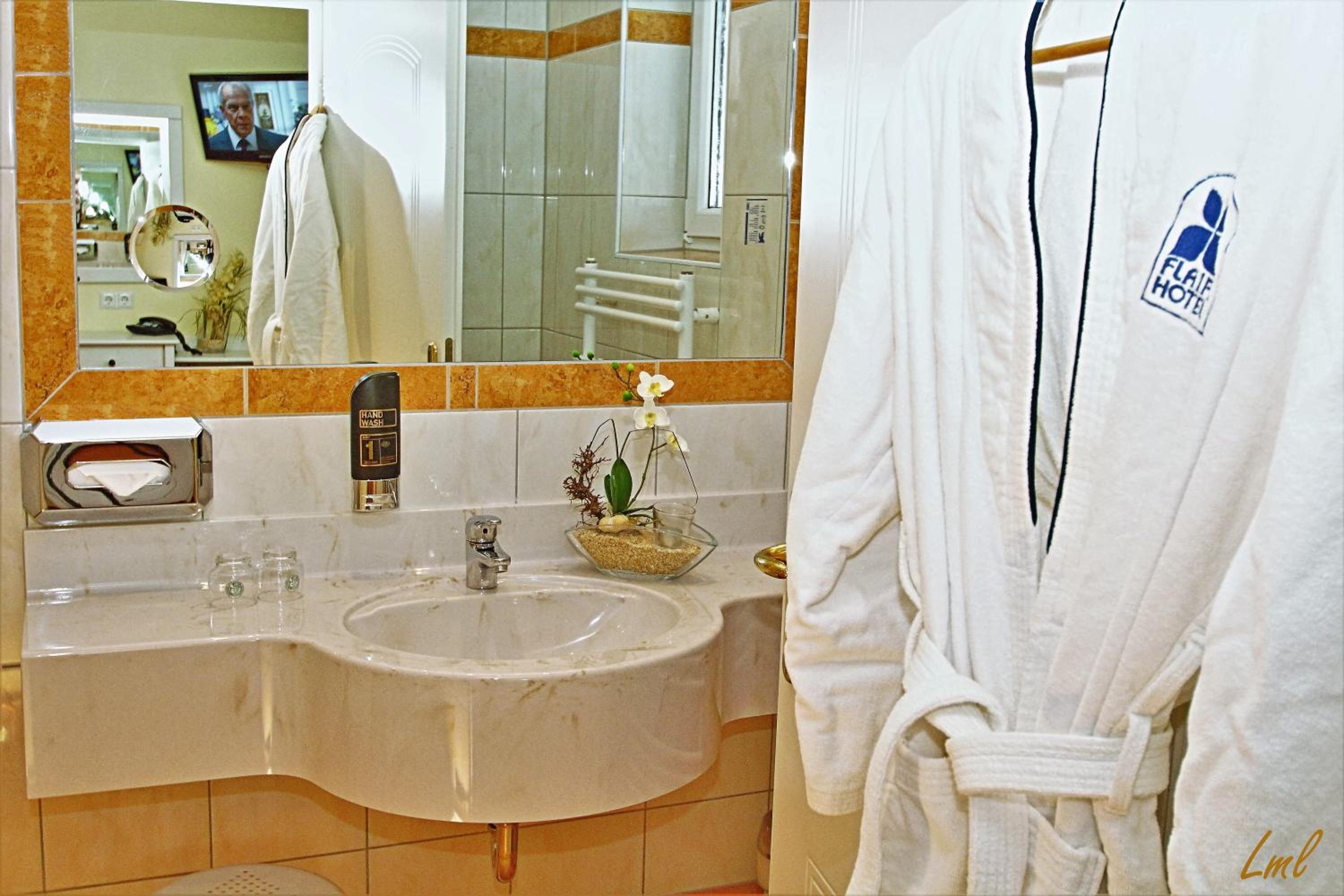 Double Room with Garden View - Photo 2