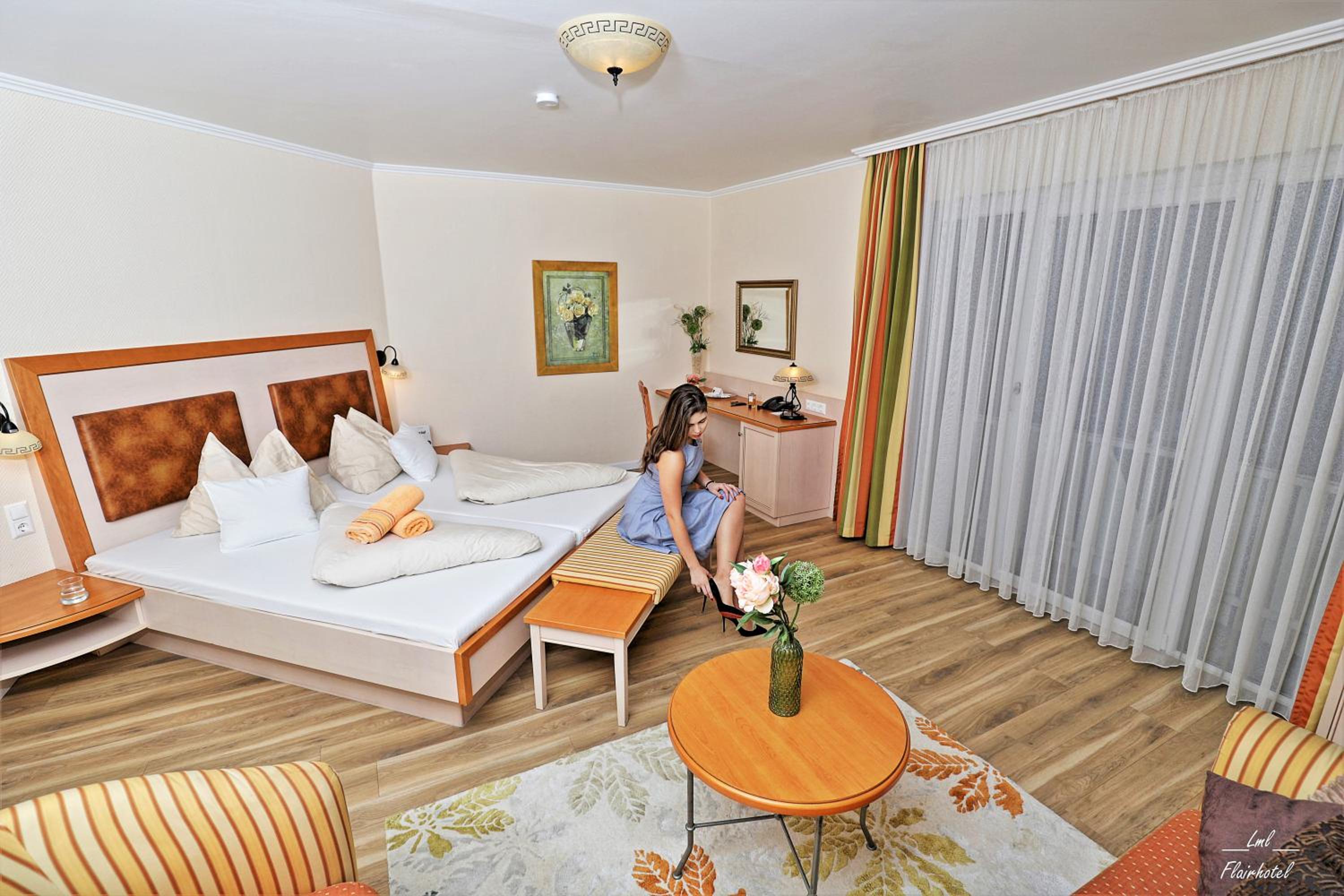 Double Room with Balcony and Lake View - Photo 3