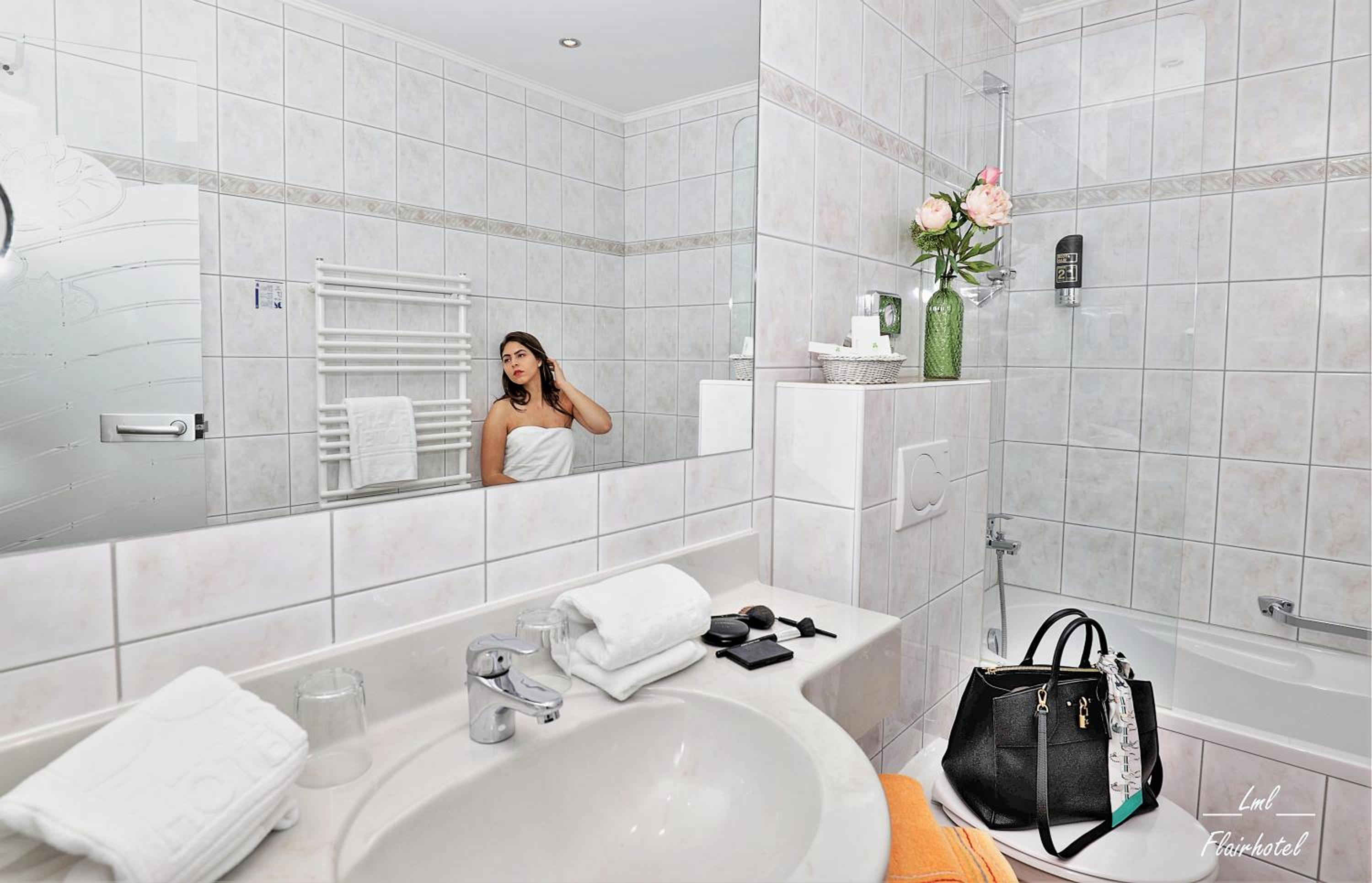 Double Room with Balcony and Lake View - Photo 12