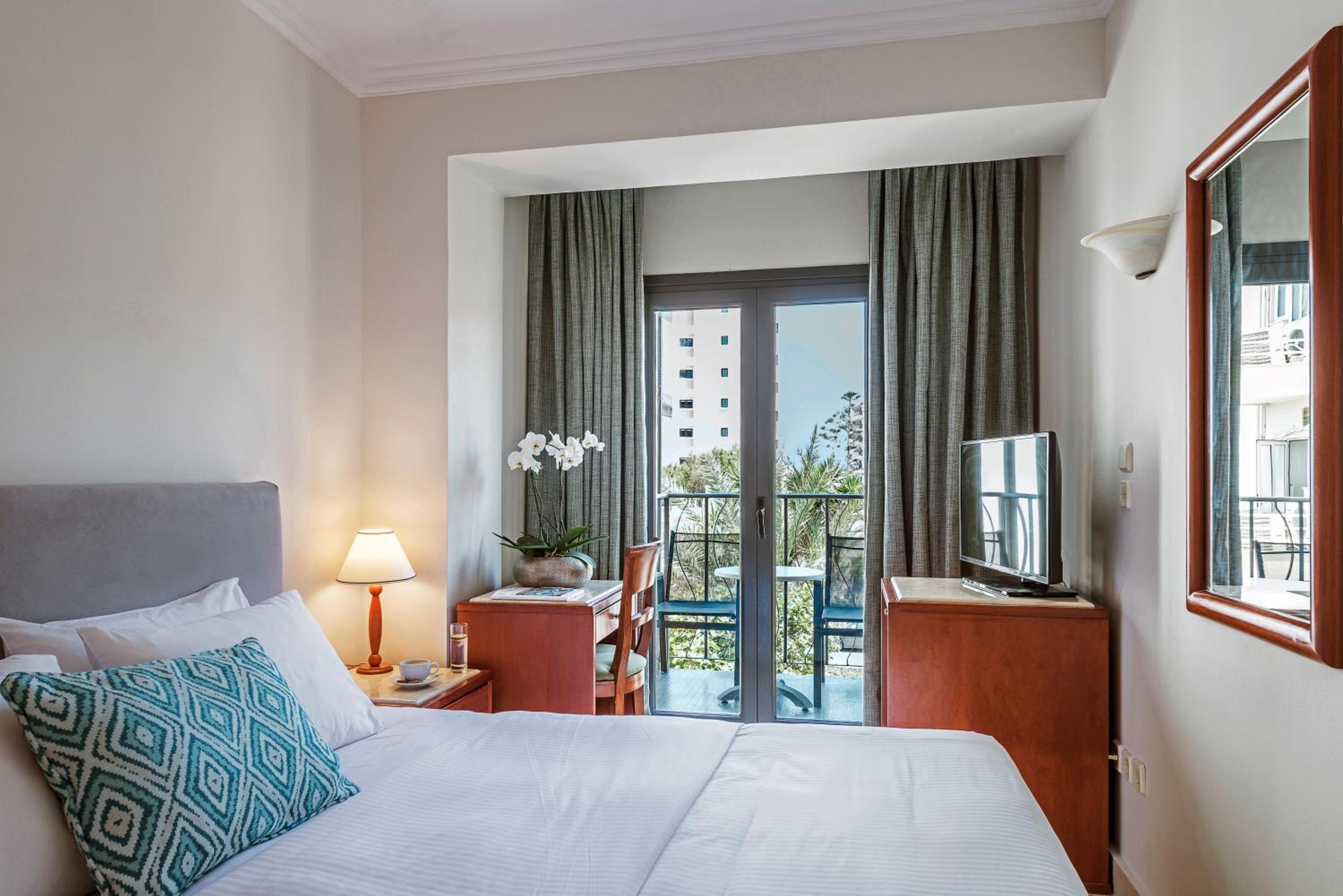 Twin Room with Balcony and side Sea View  photo 1