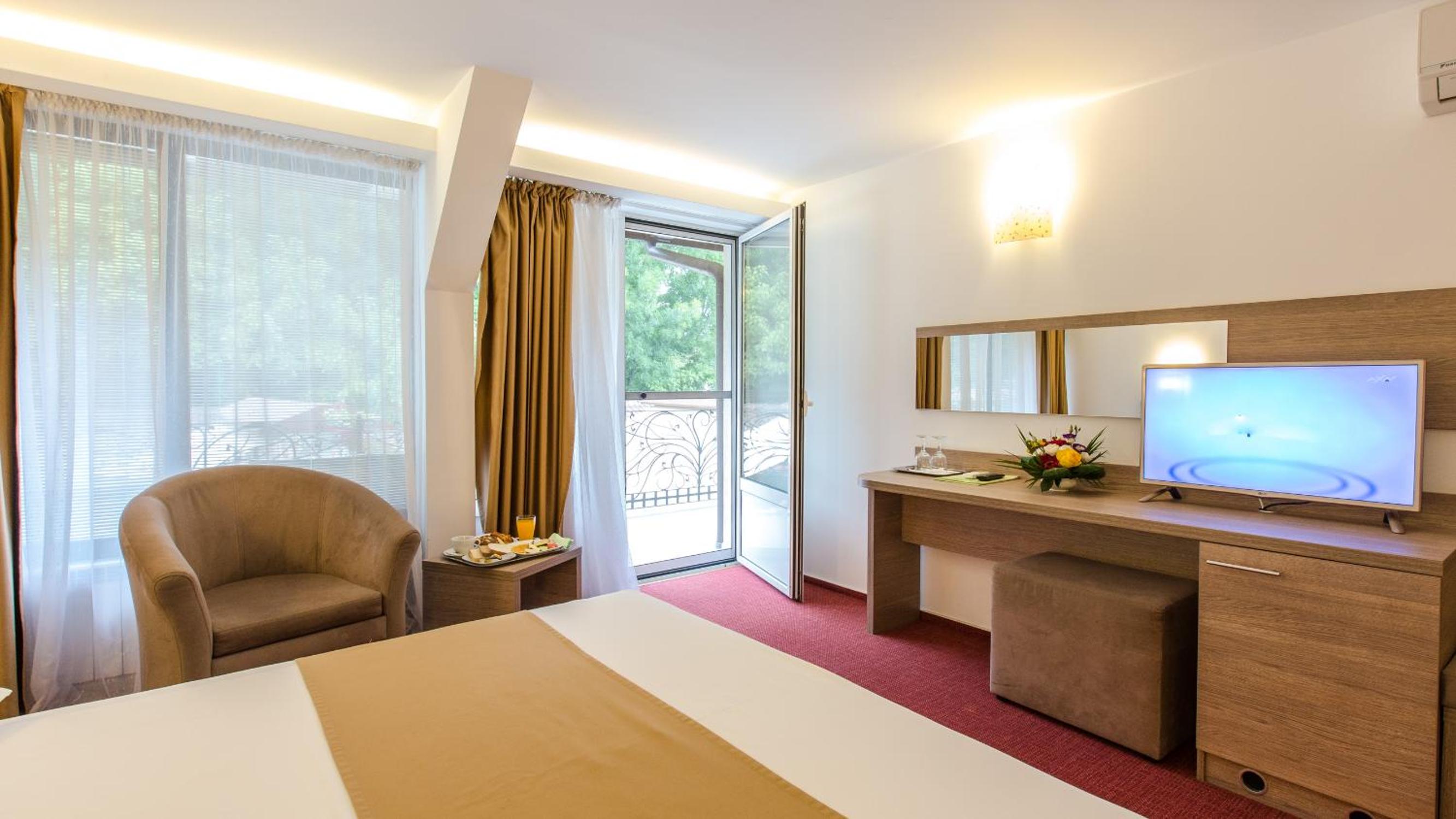 Superior Double Room with Balcony and Park View - Photo 6