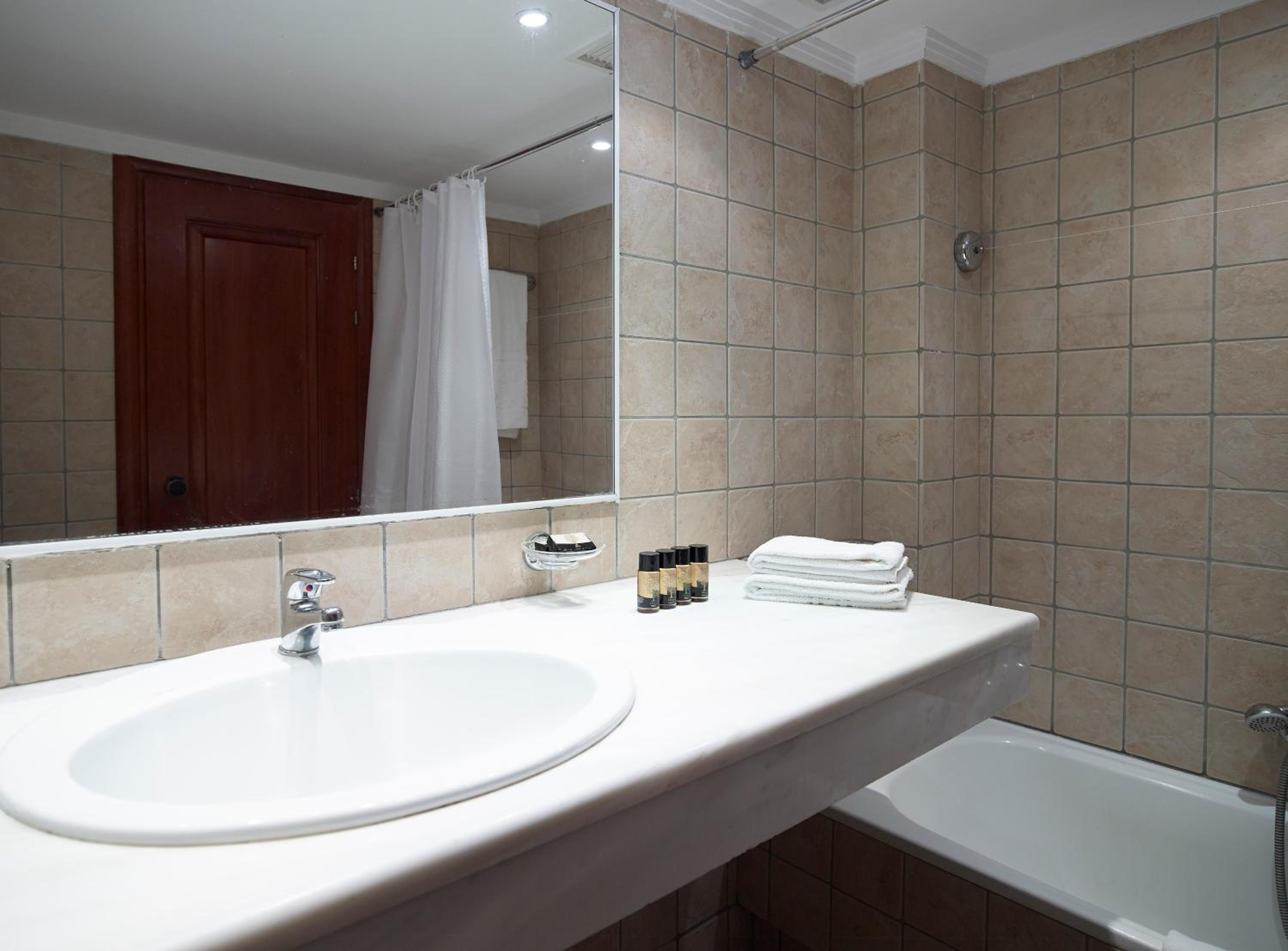 Twin Room with Side Sea View - Photo 4