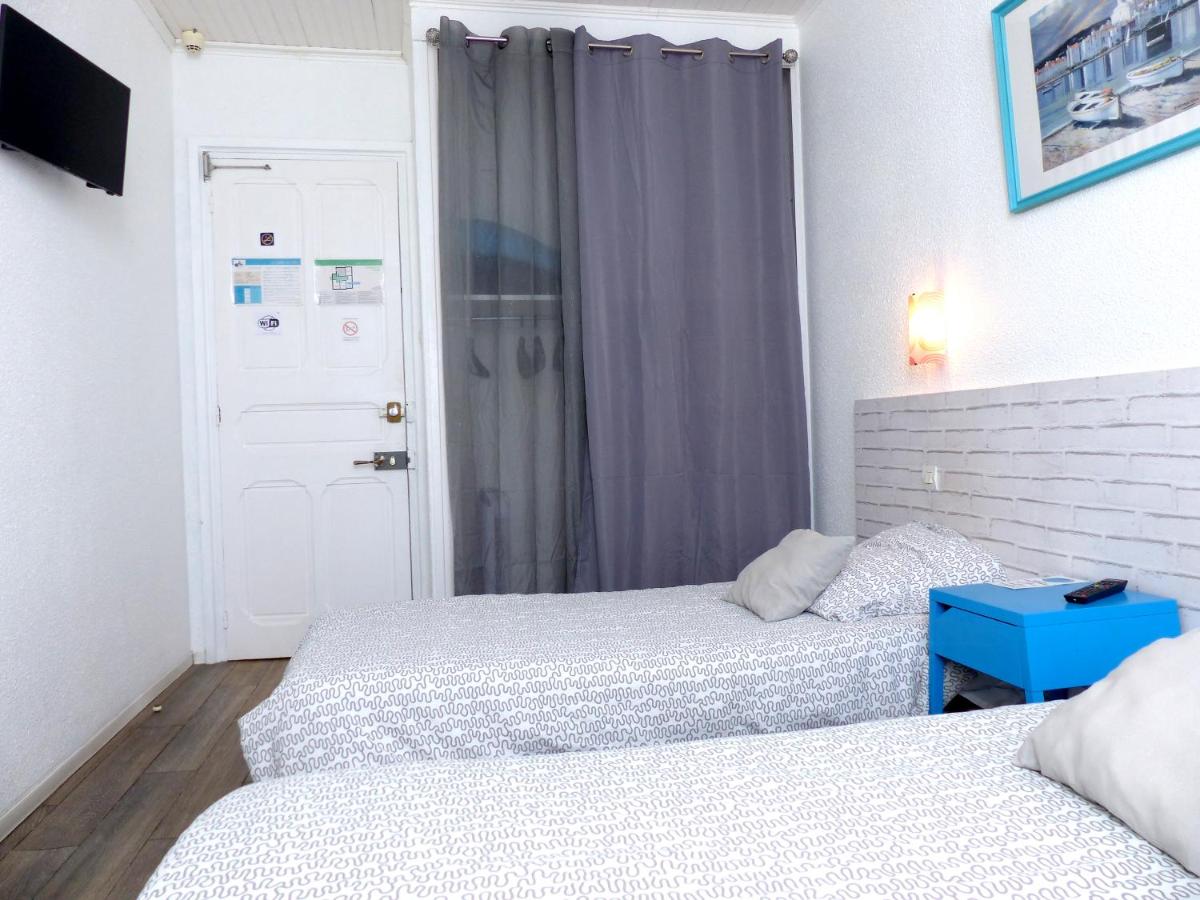 Twin Room with Bathroom - Photo 2