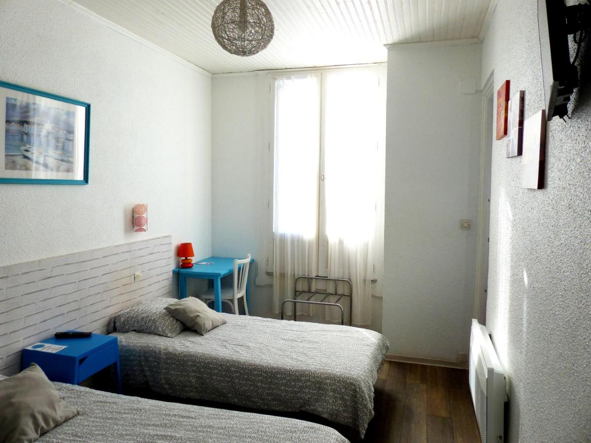 Twin Room with Bathroom - Photo 3