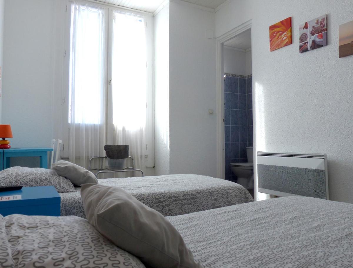 Twin Room with Bathroom - Photo 5