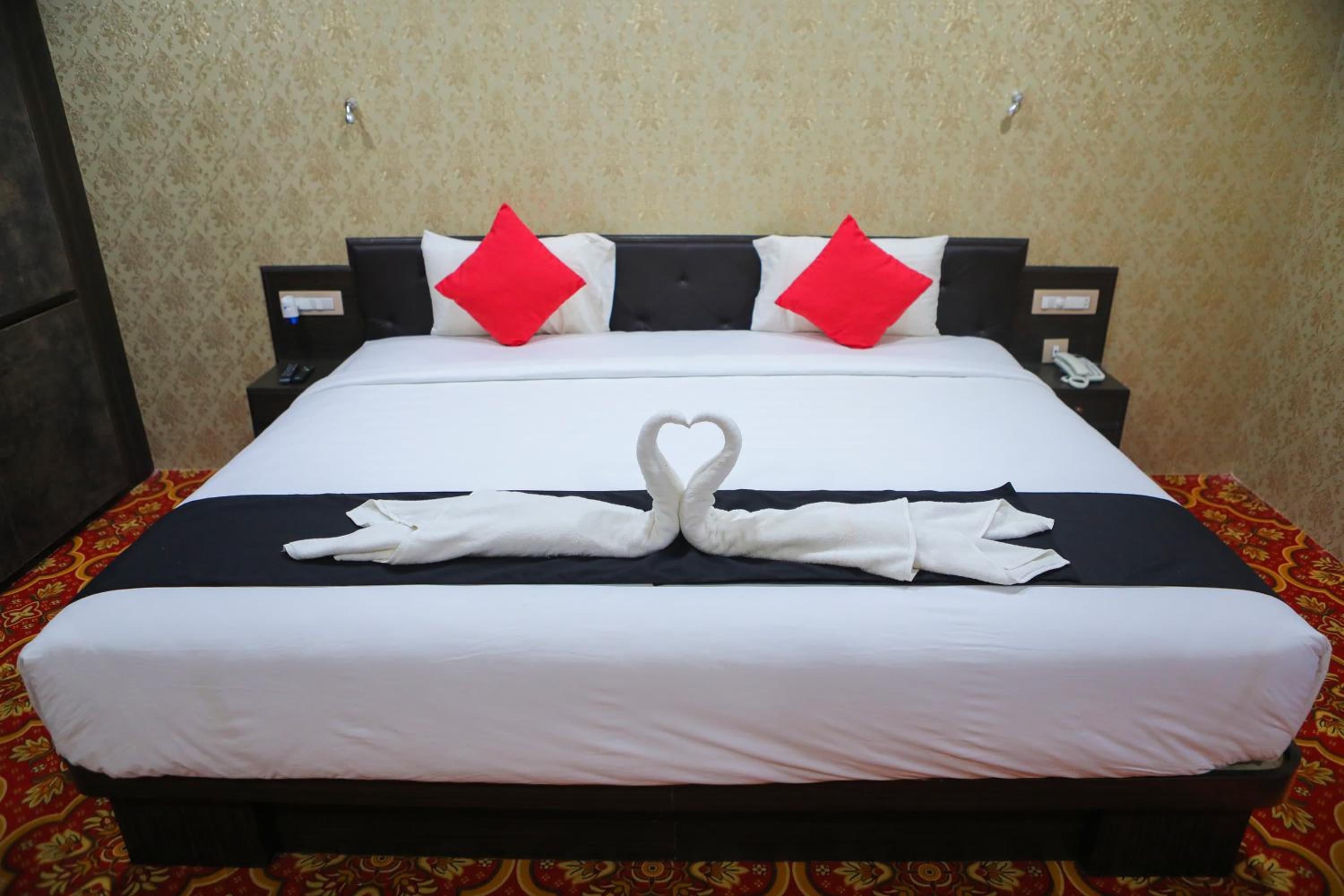 Queen Suite with Pool View