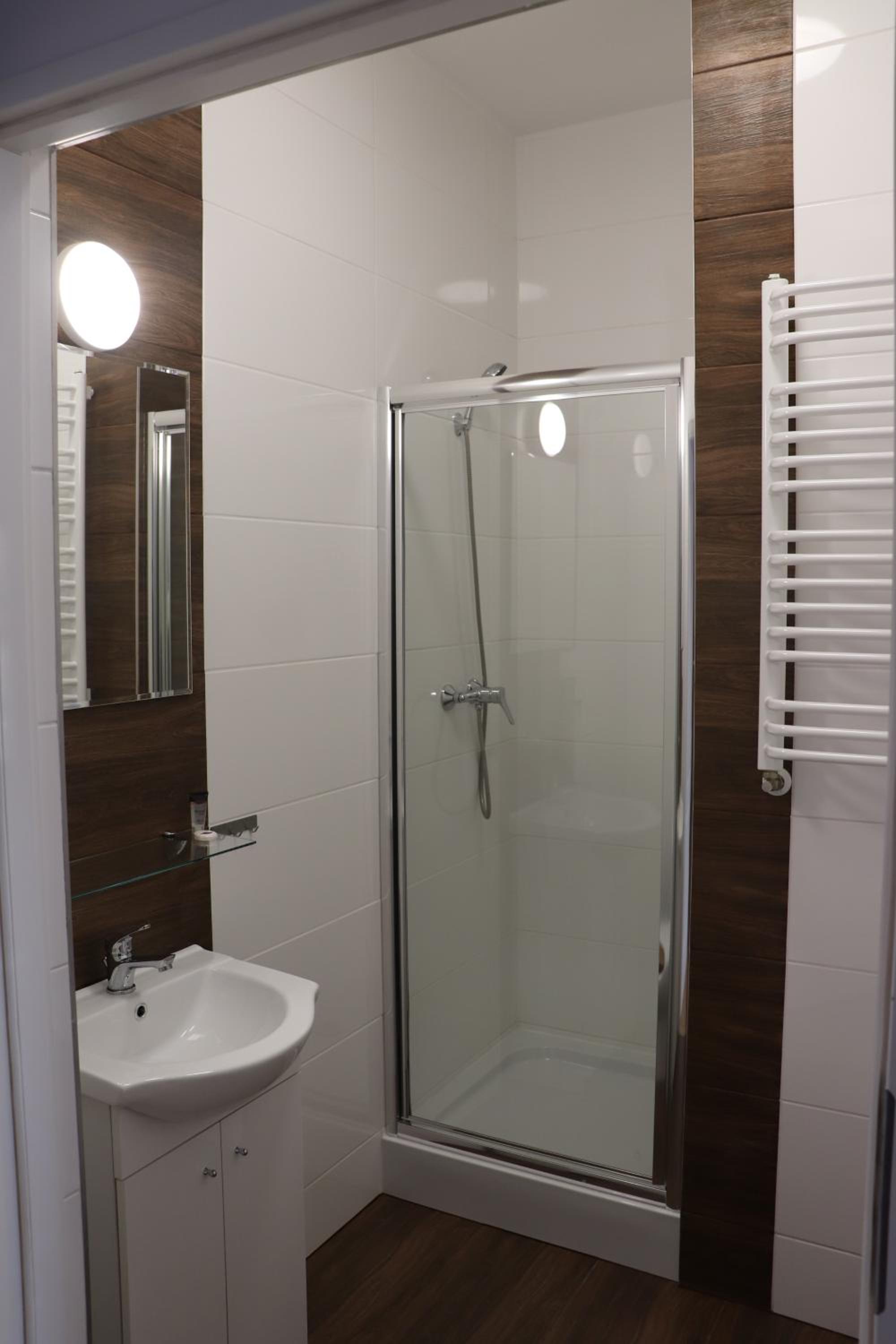 Deluxe King Room - Photo 11