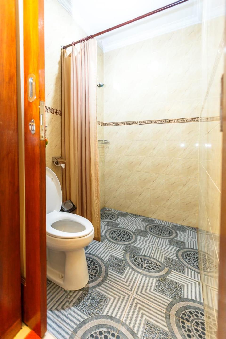 Double Room with Private Bathroom - Photo 17