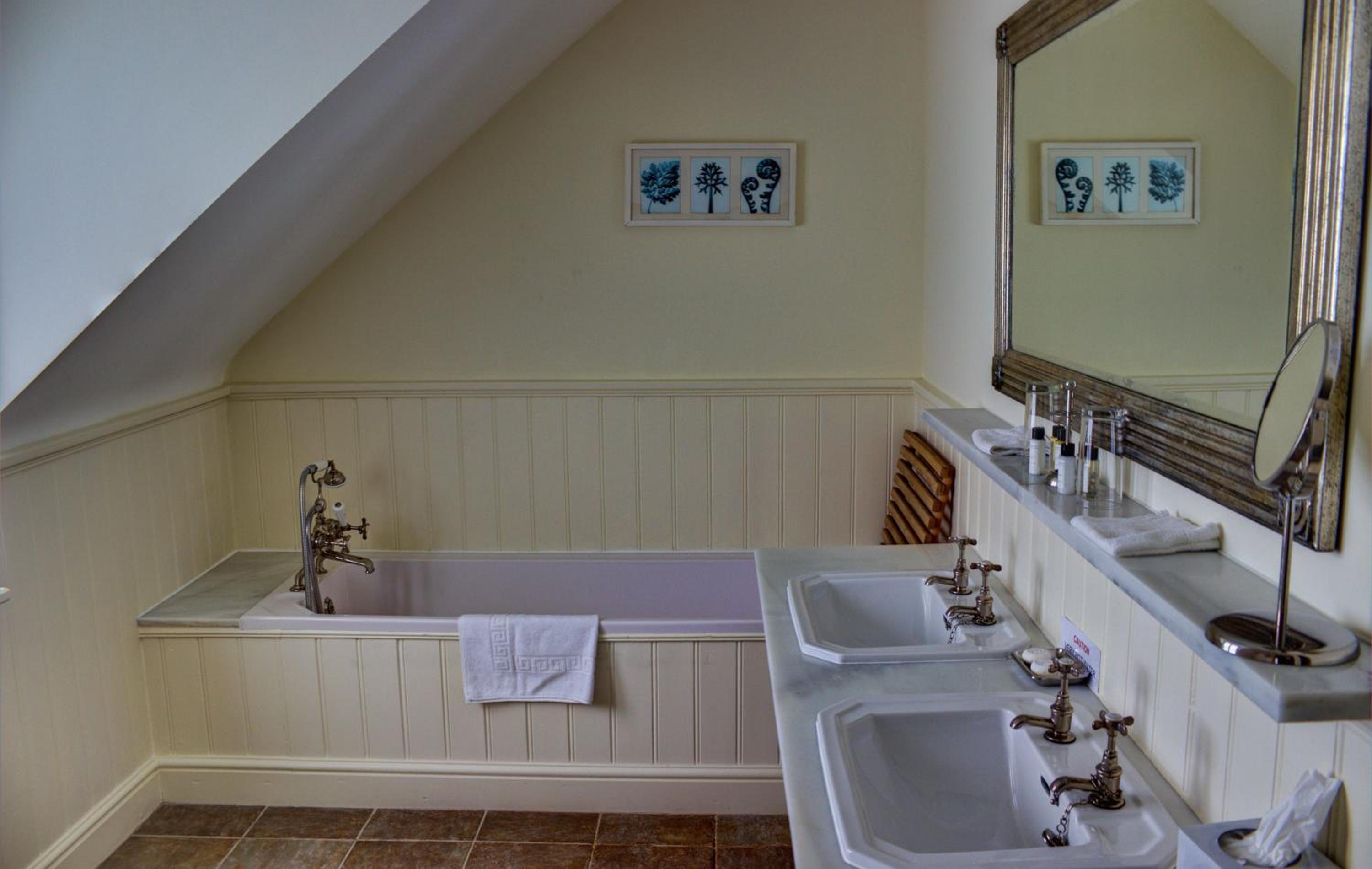Queen Room photo 2