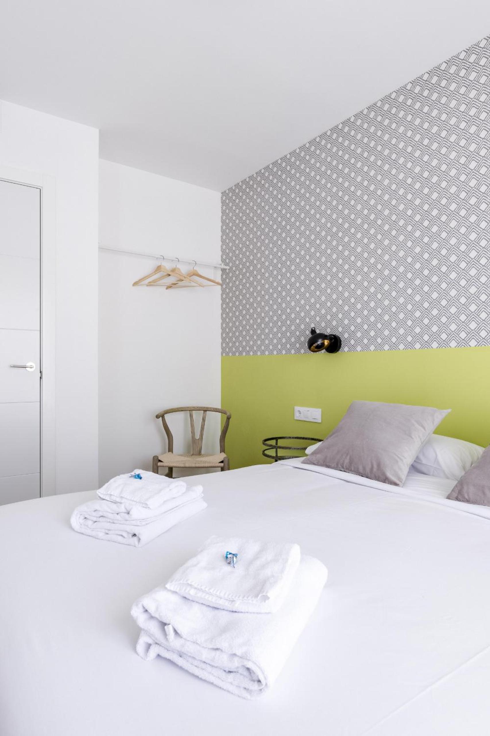 Three-Bedroom Apartment with Balcony 9.2 - Photo 21