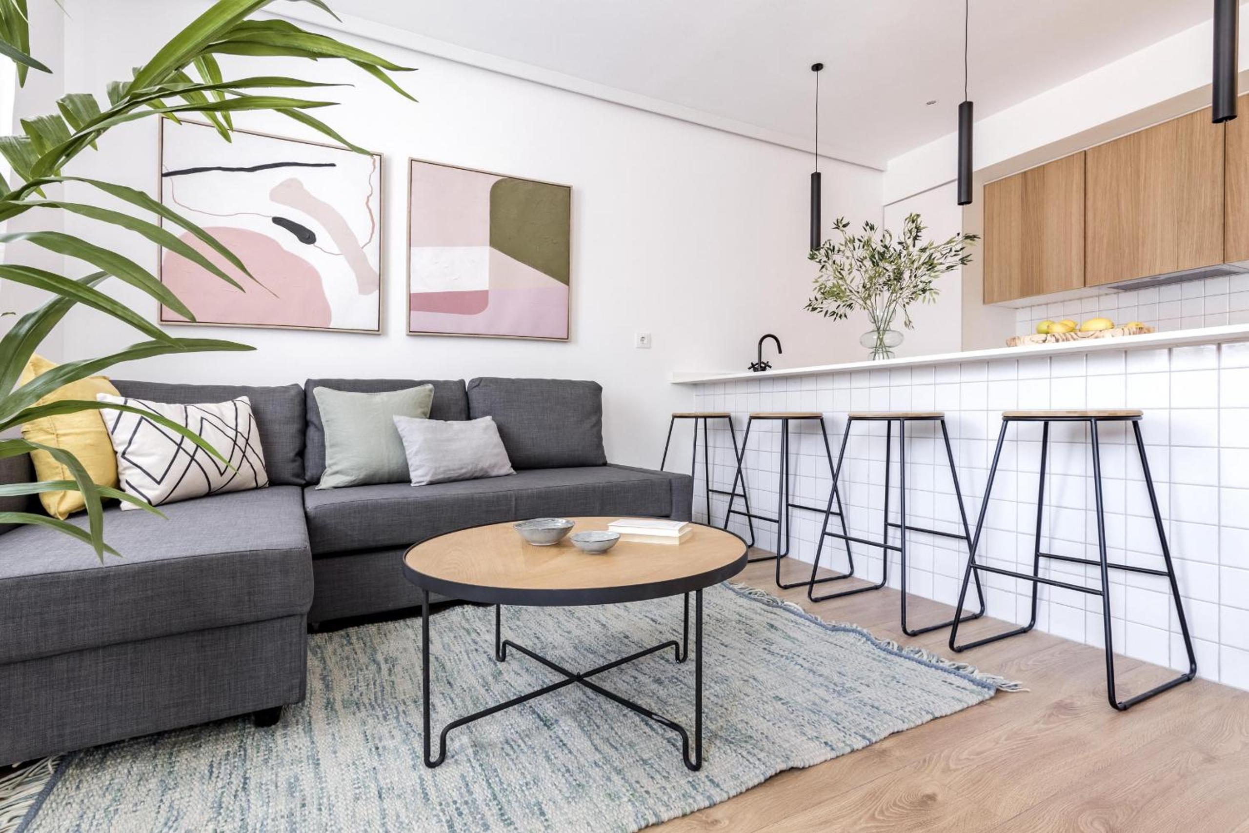 Three-Bedroom Apartment with Balcony 7.1 - Photo 4