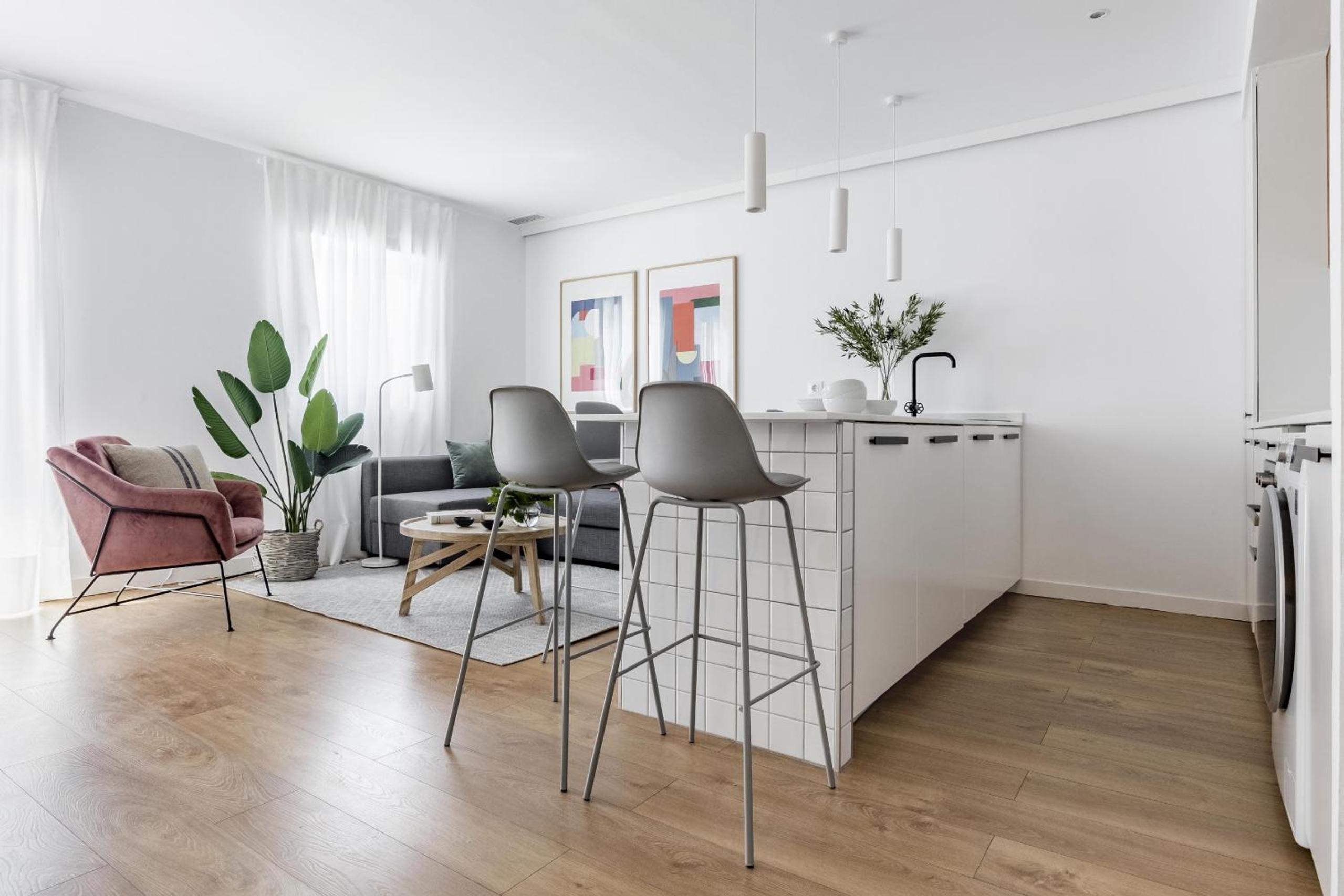 Three-Bedroom Apartment with Balcony 7.1 - Photo 3