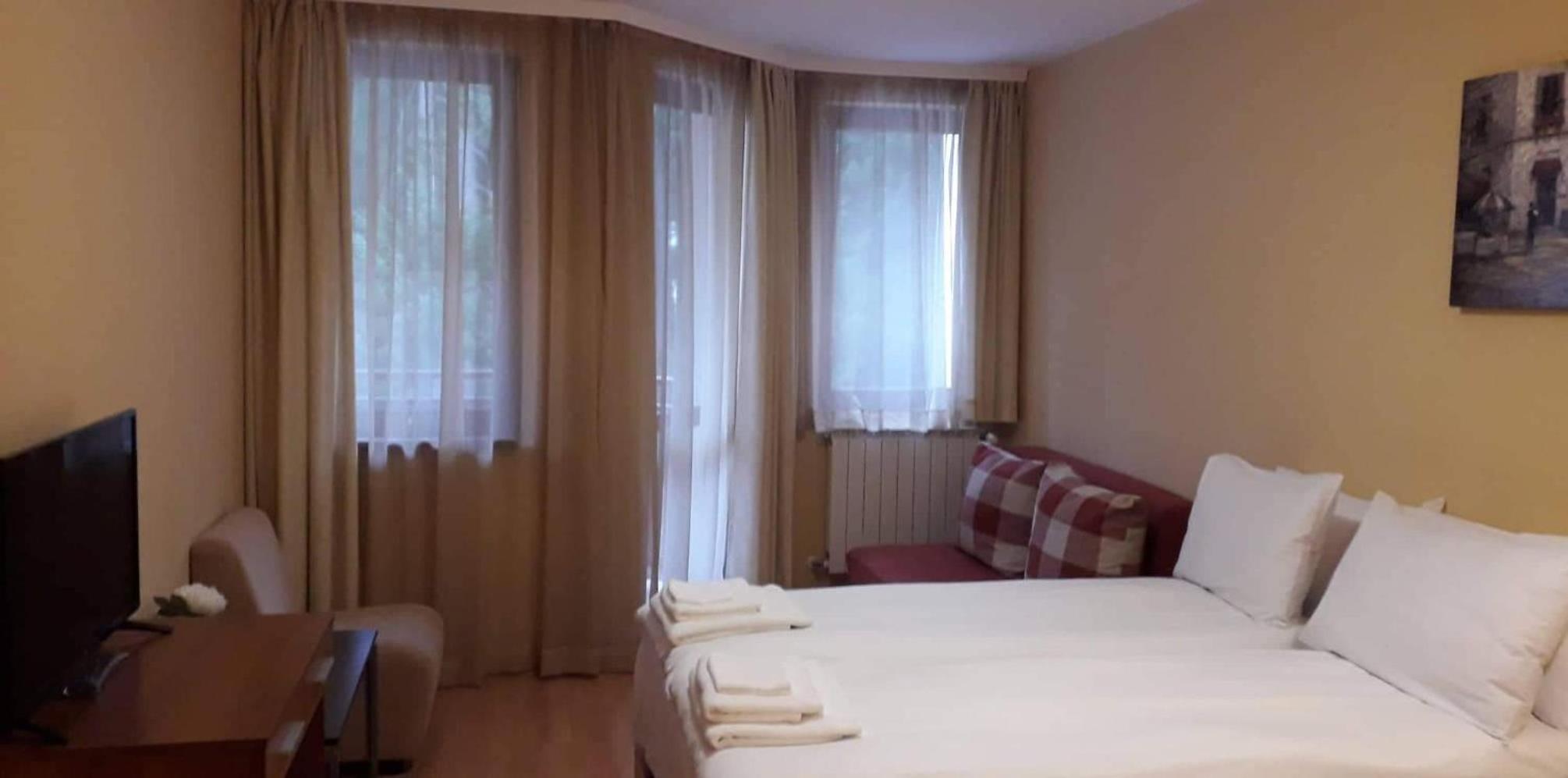 Double Room with Balcony (2 Adults + 1 Child) - Photo 1