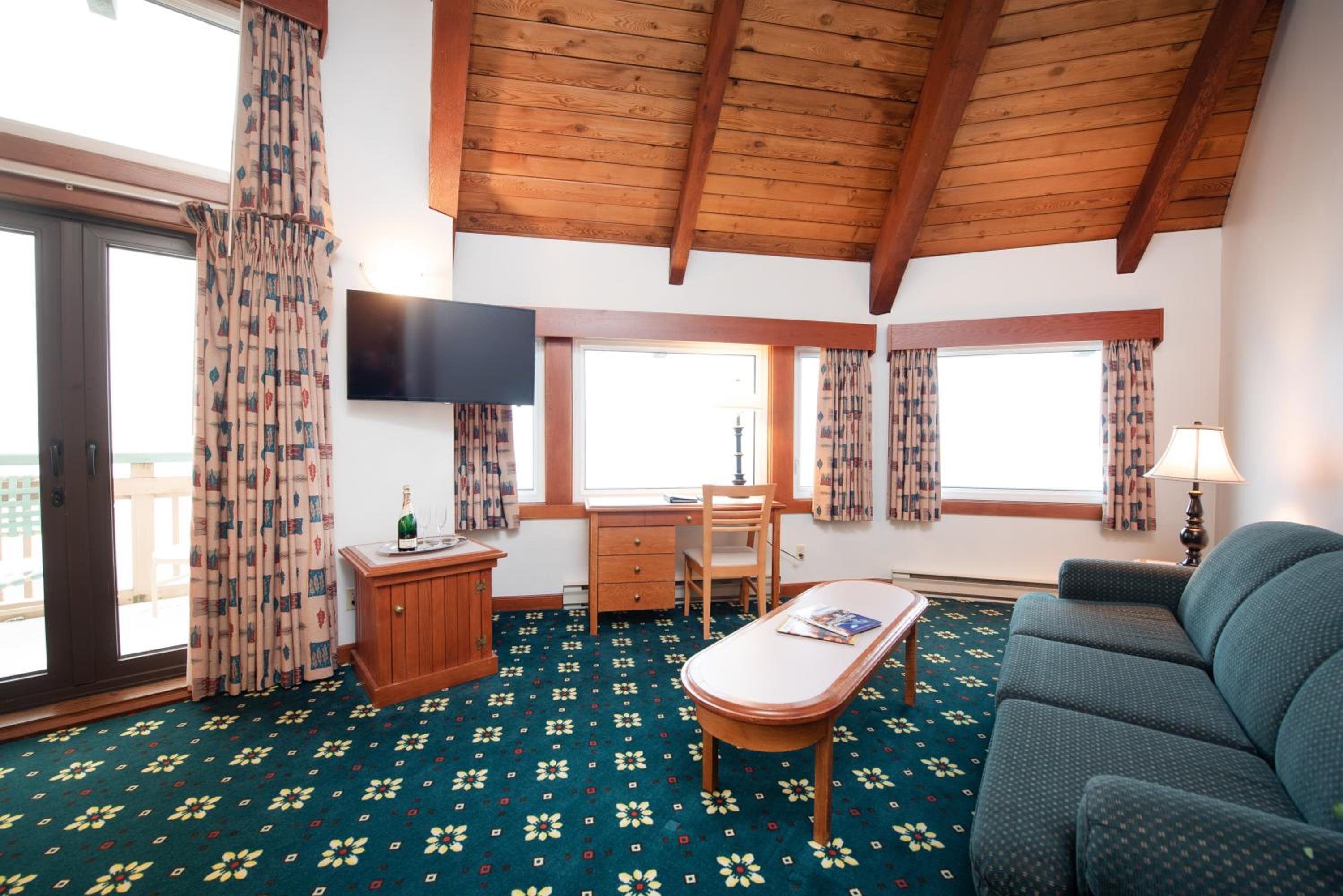 Queen Suite With Ocean View - Non-Smoking - Photo 2