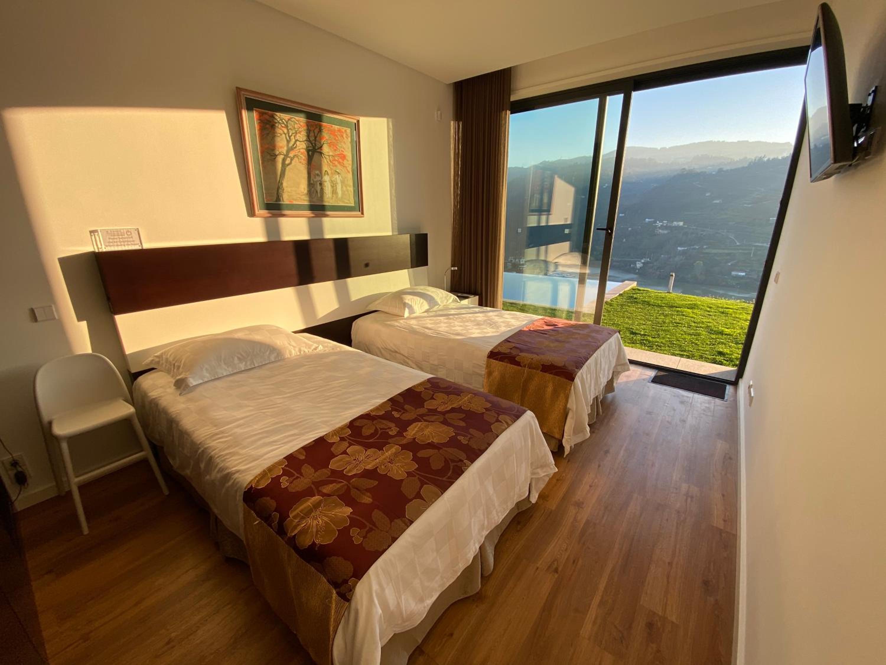 Doppel- oder Zweibettzimmer mit Zugang zum Swimmingpool.