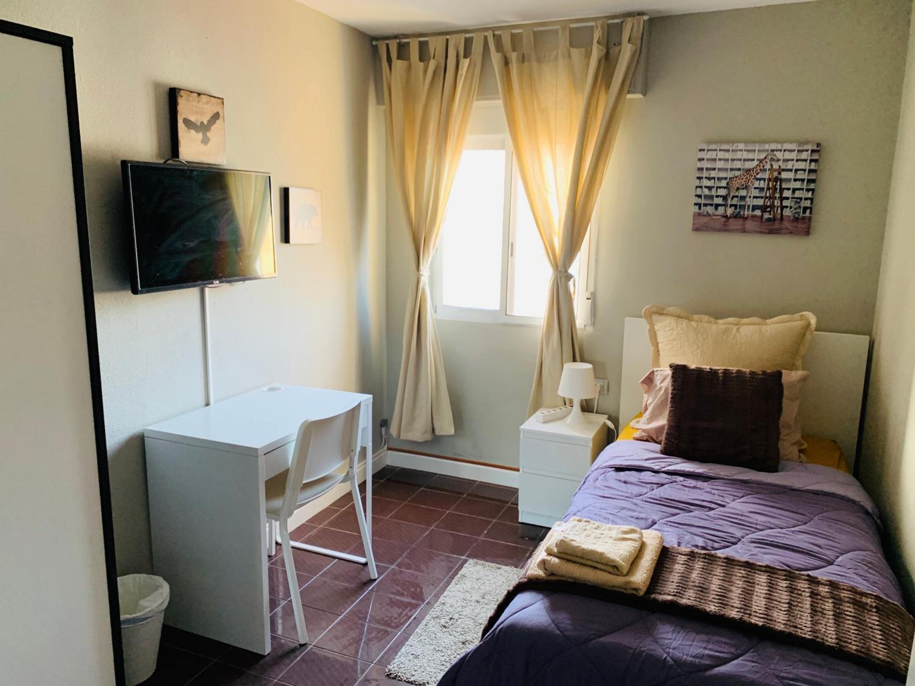 Habitación individual con baño compartido